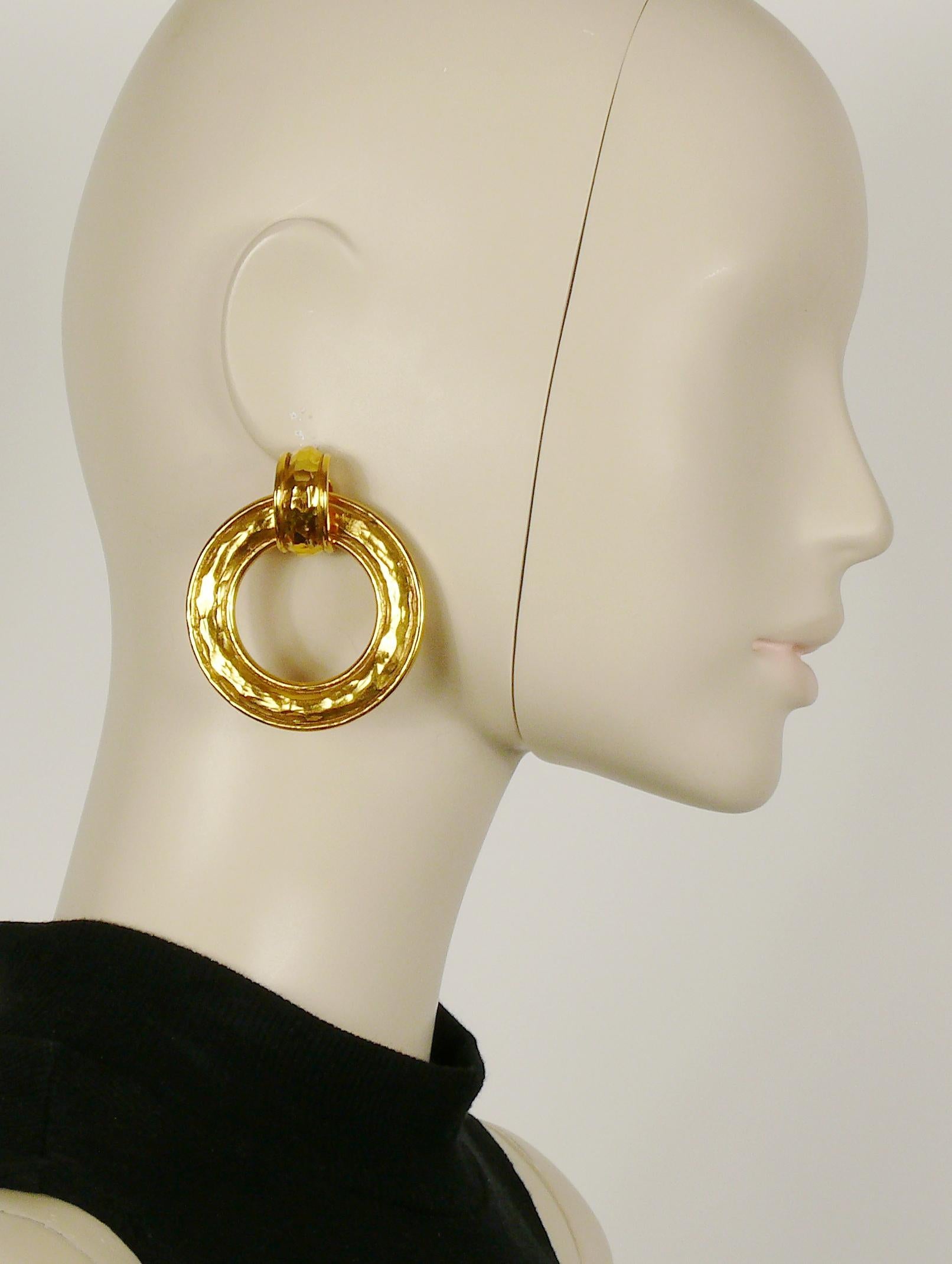 CHANEL vintage detachable hammered gold toned hoop earrings (clip-on).

Could be worn two ways.

Embossed CHANEL Made in France.

Indicative measurements : height approx. 5.5 cm (2.17 inches) / diameter approx. 5.2 cm (2.05 inches).

NOTES
- This is