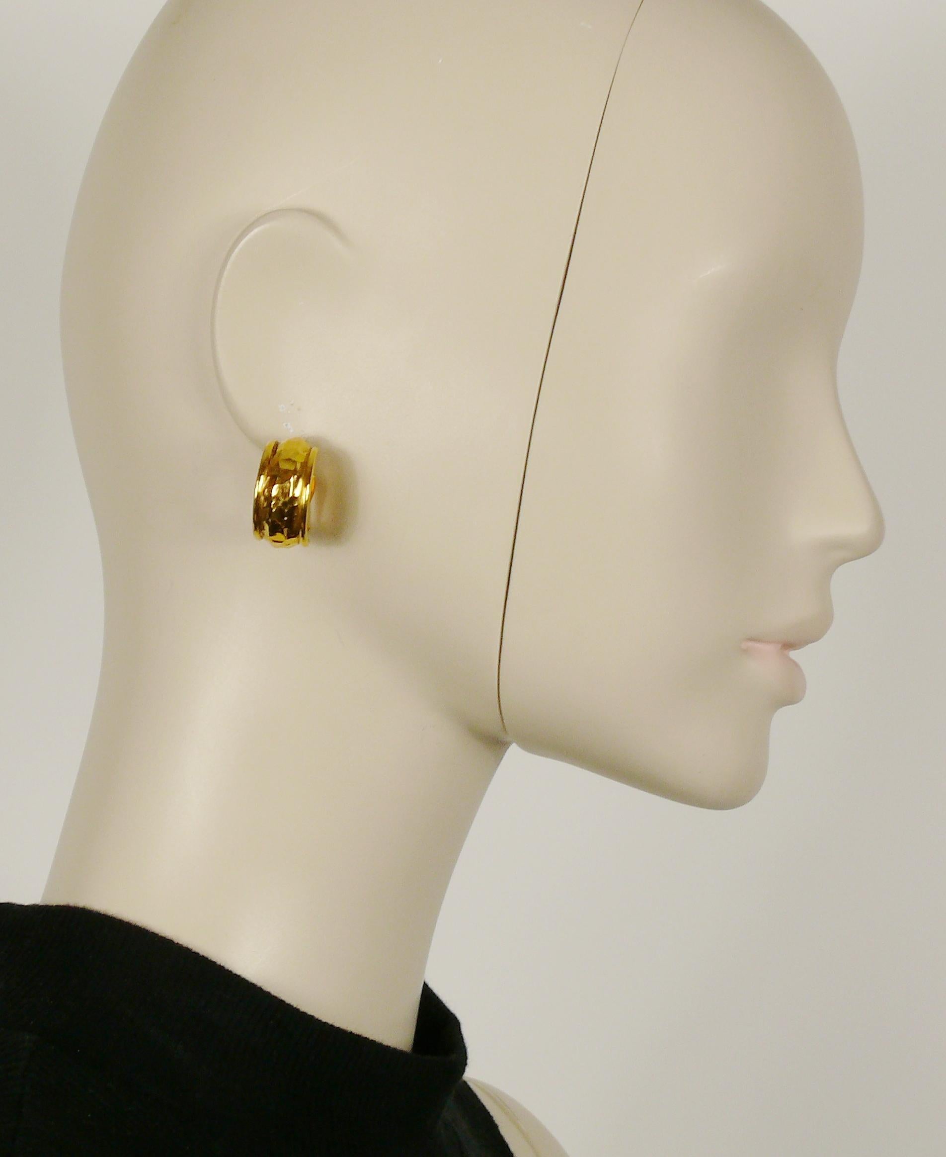 Chanel Vintage Detachable Hammered Gold Toned Hoop Earrings In Excellent Condition In Nice, FR