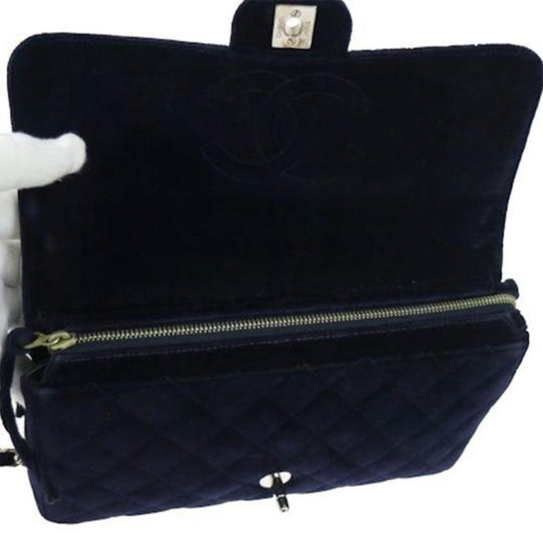 Chanel Vintage Diamond Quilted Navy Blue Velvet Backpack In Good Condition For Sale In Miami, FL