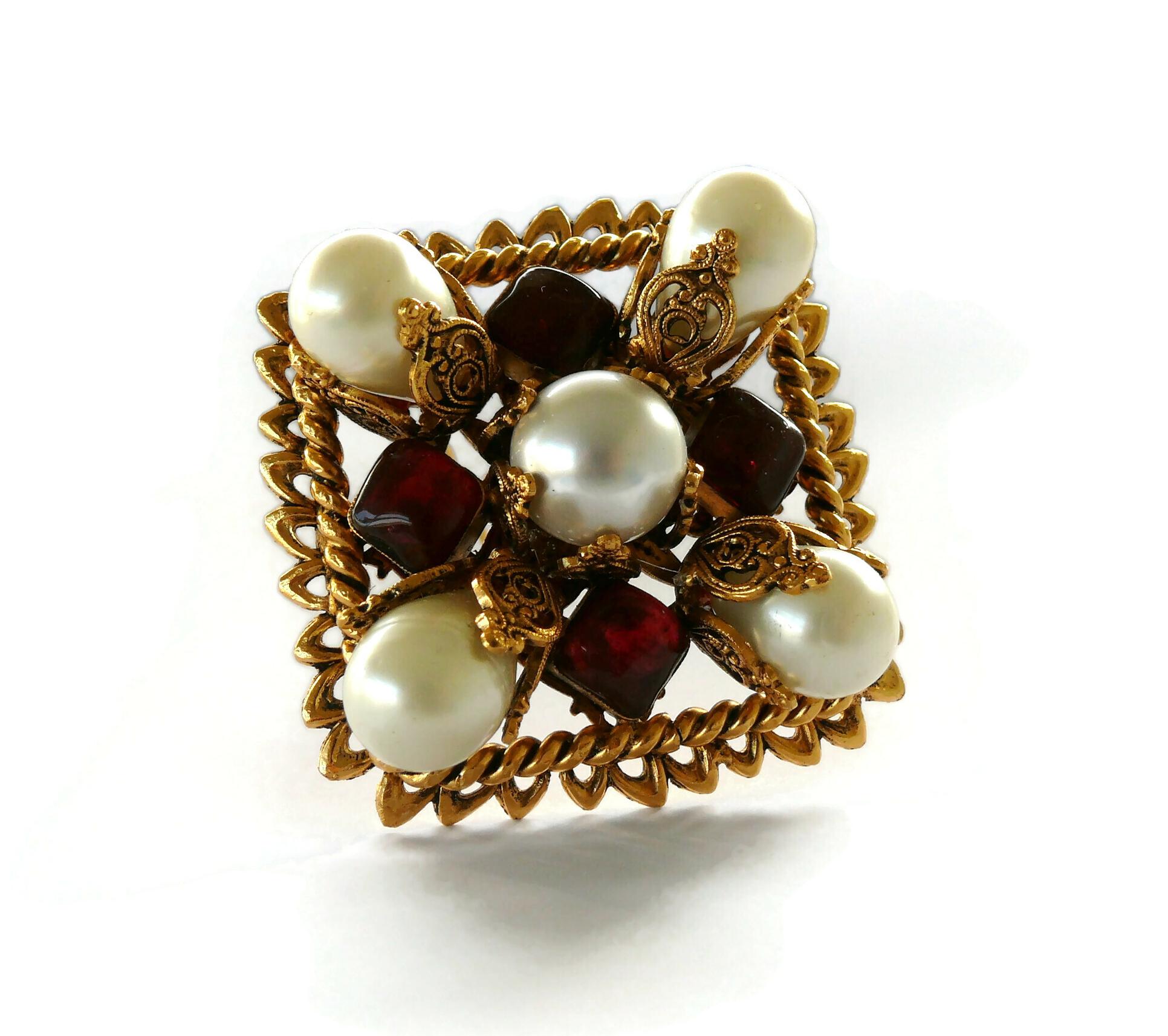 Chanel Vintage Diamond Shaped Filigree Pearl Gripoix Glass Brooch Pendant In Good Condition In Nice, FR