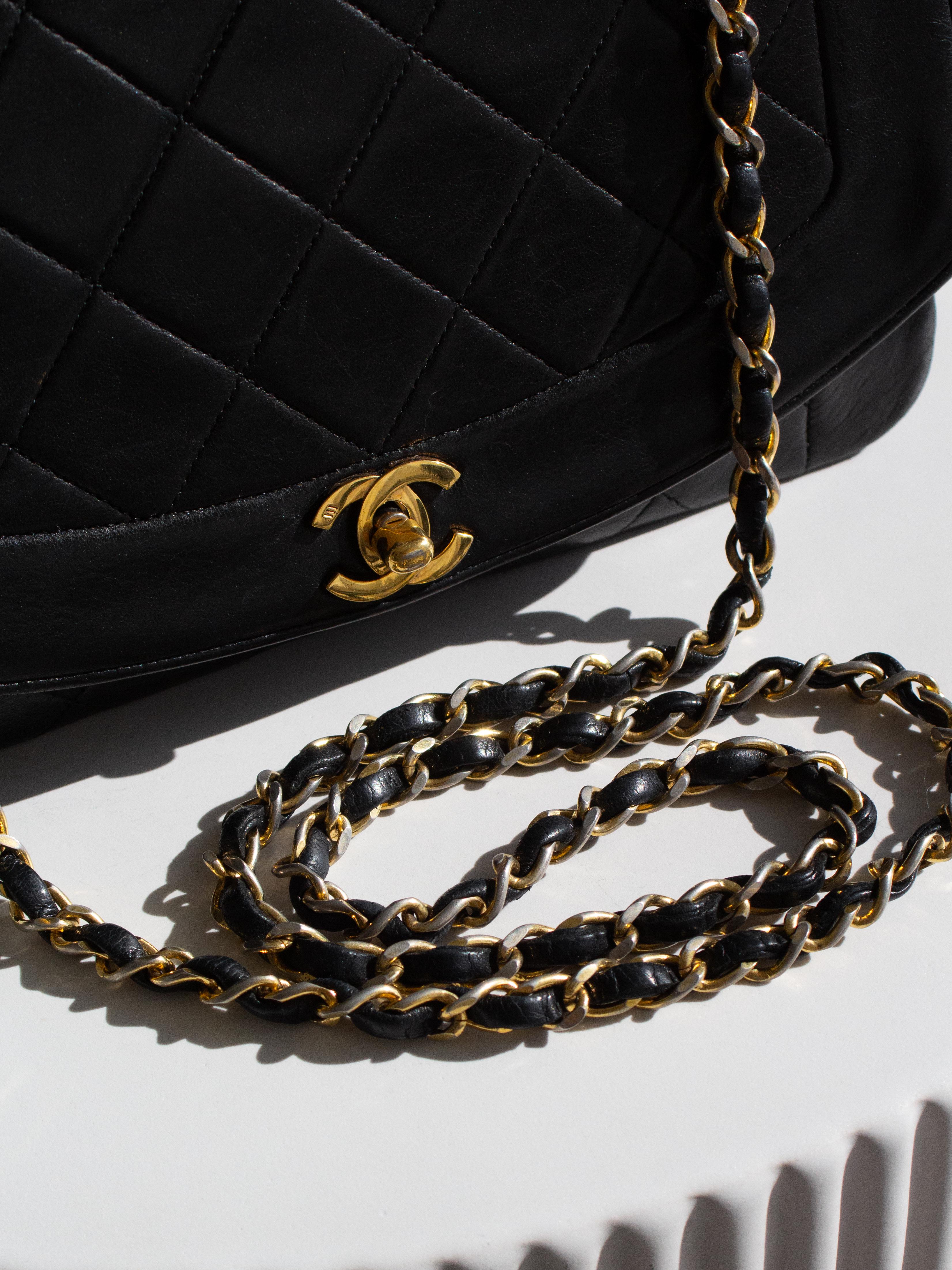 Chanel Vintage Diana Bolso mediano de piel de cordero negra con solapa de oro de 24 quilates en venta 5