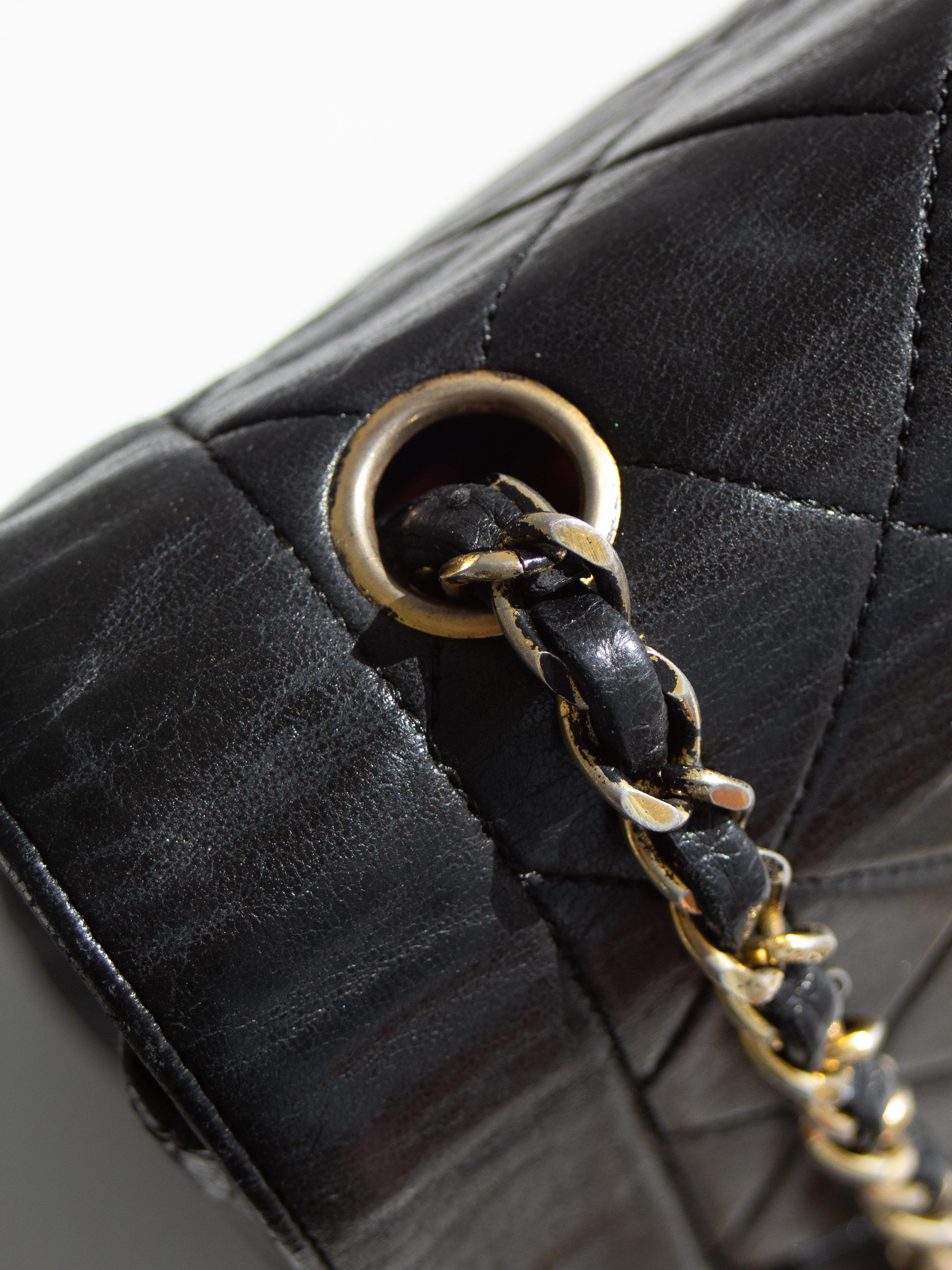 Chanel Vintage Diana Bolso mediano de piel de cordero negra con solapa de oro de 24 quilates en venta 6