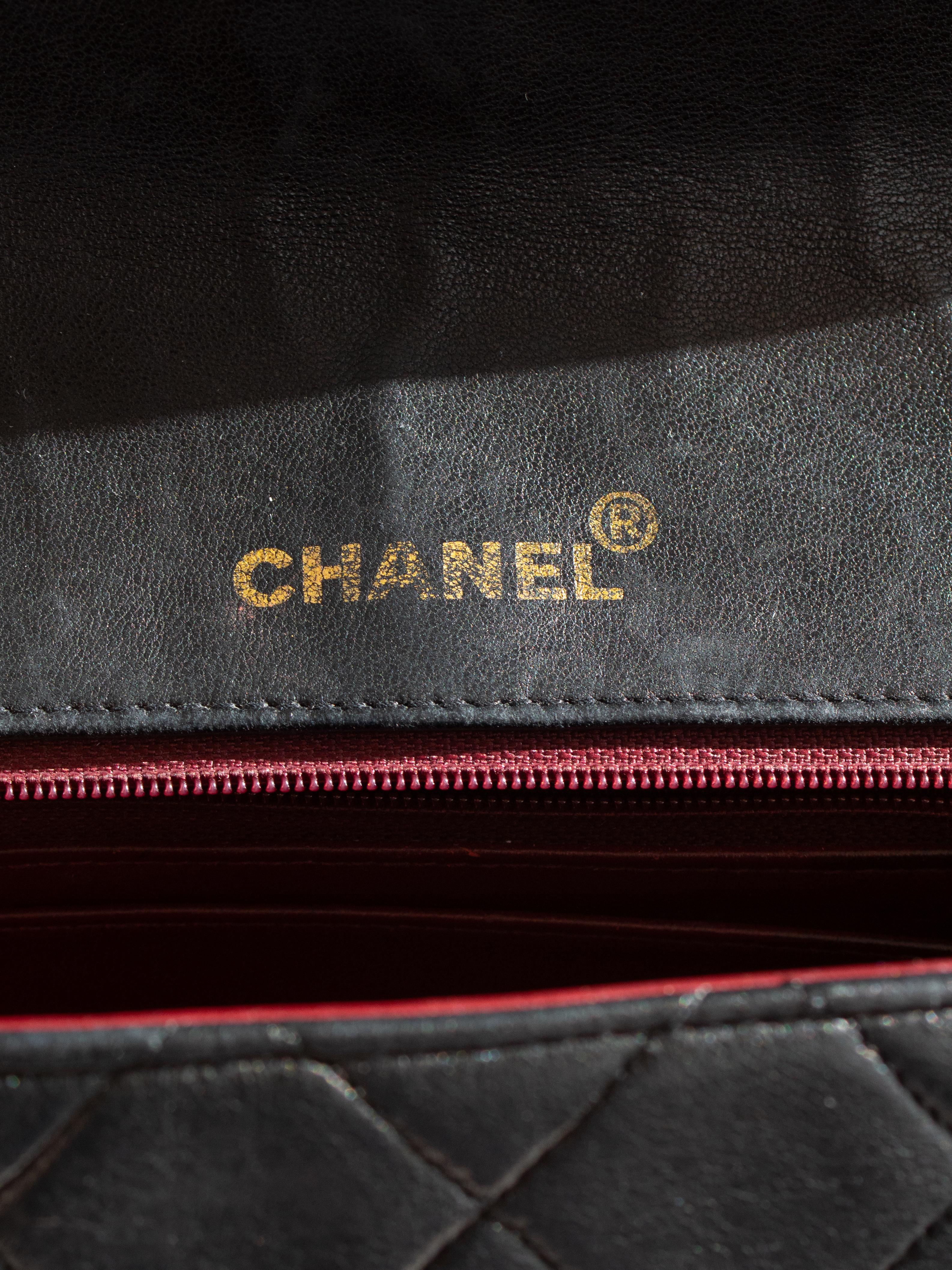 Chanel Vintage Diana Bolso mediano de piel de cordero negra con solapa de oro de 24 quilates en venta 7
