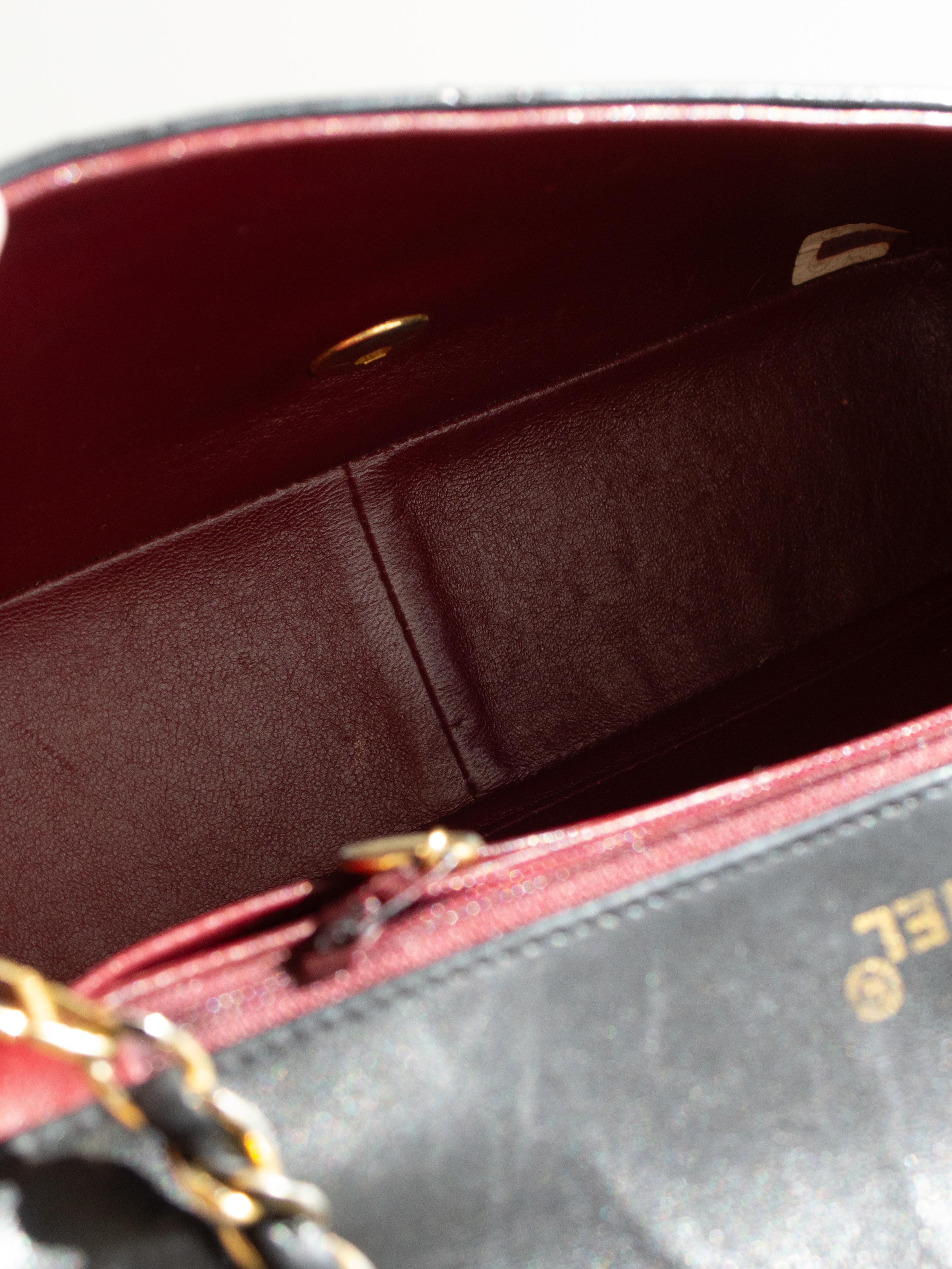 Chanel Vintage Diana Bolso mediano de piel de cordero negra con solapa de oro de 24 quilates en venta 8