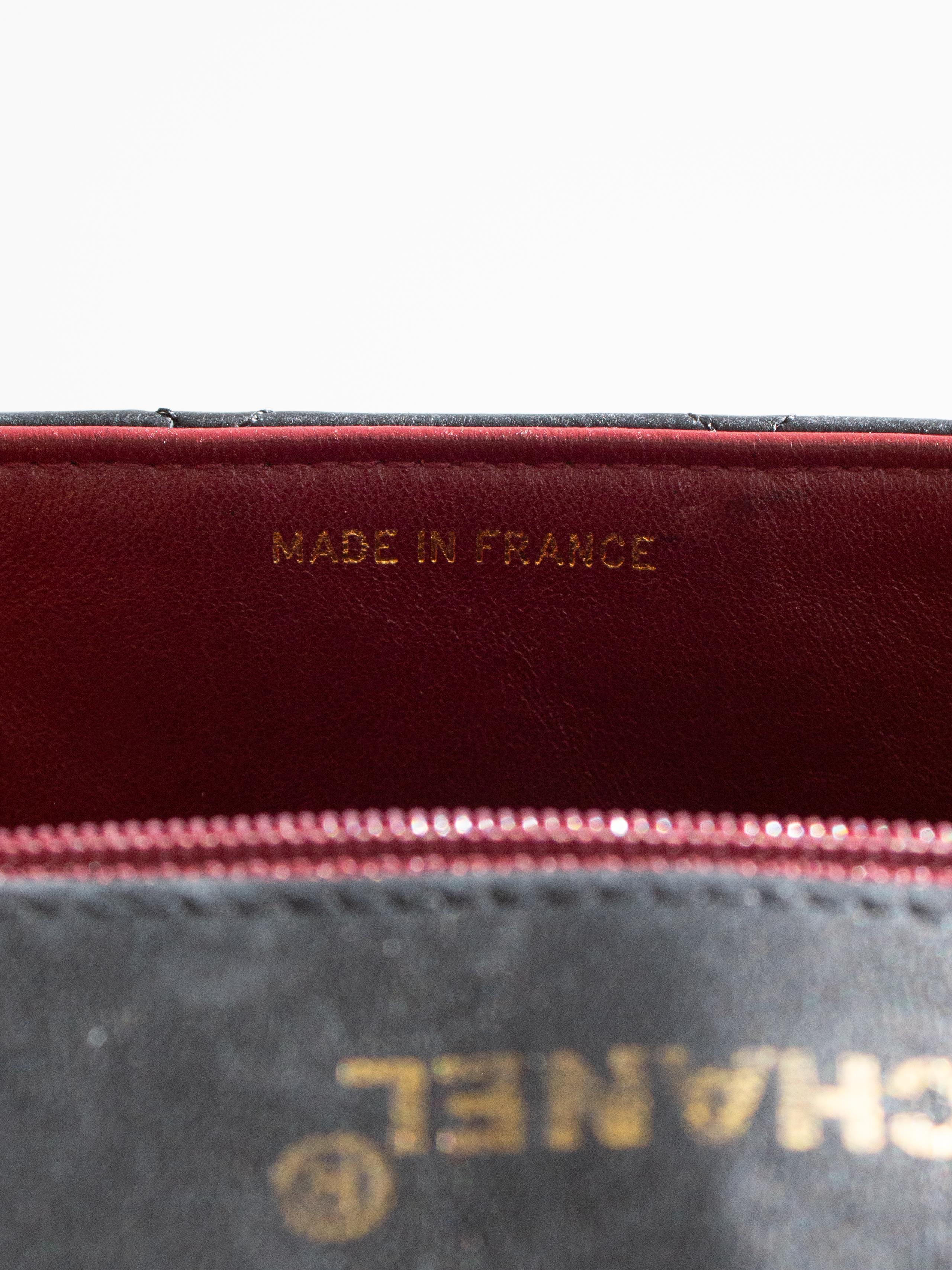 Chanel Vintage Diana Bolso mediano de piel de cordero negra con solapa de oro de 24 quilates en venta 9