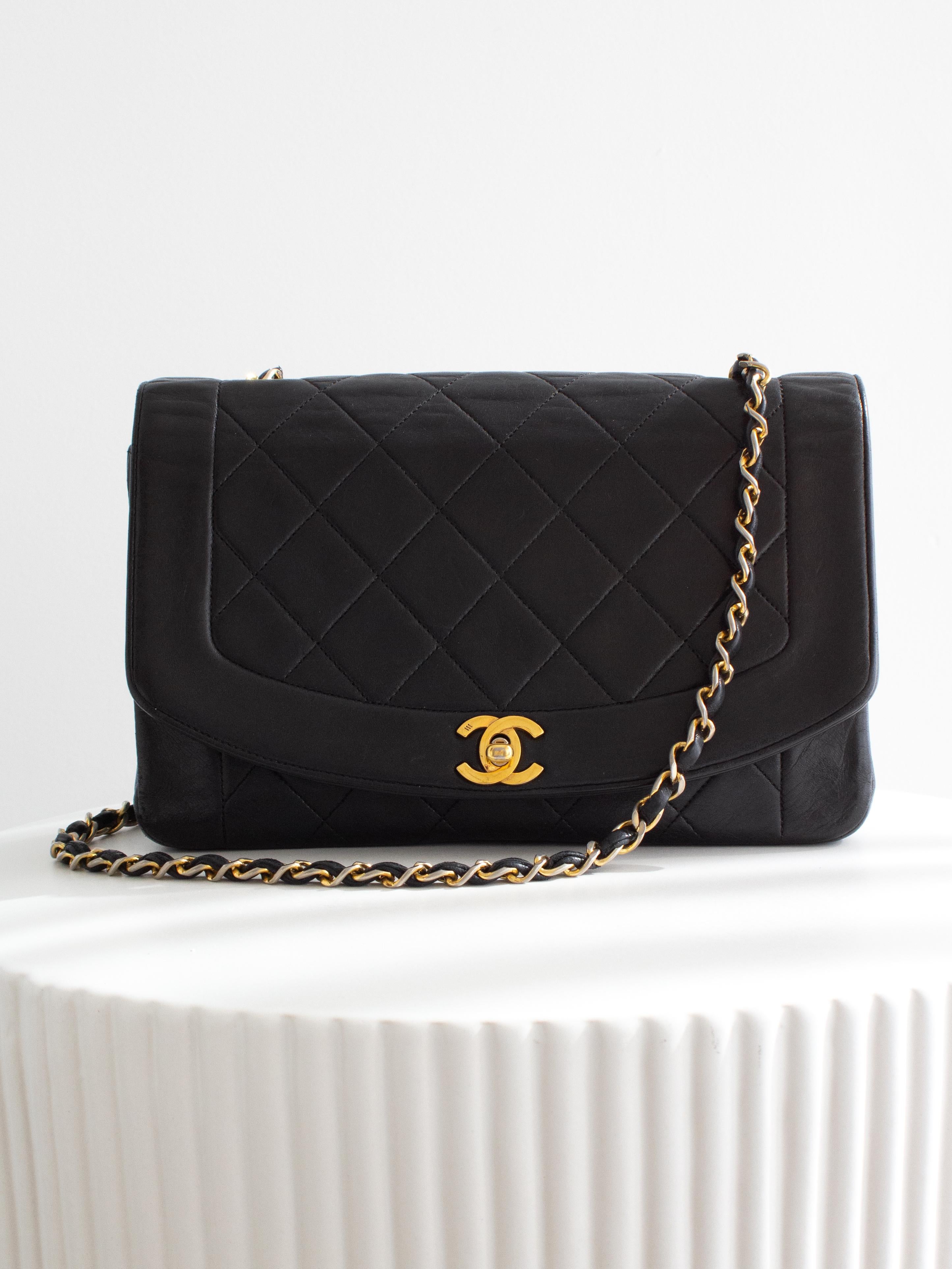 Chanel Vintage Diana Bolso mediano de piel de cordero negra con solapa de oro de 24 quilates en venta 11