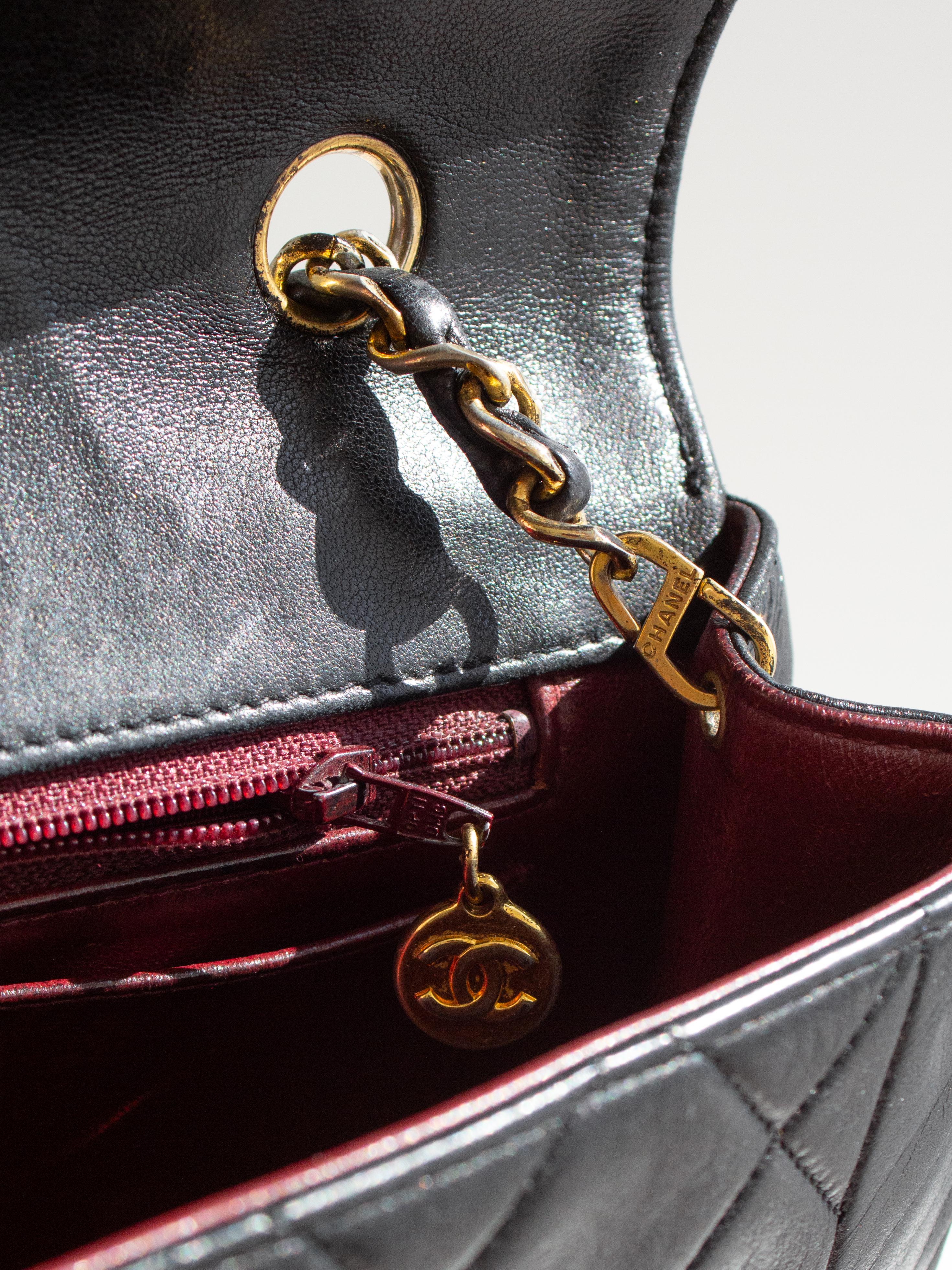 Chanel Vintage Diana Bolso mediano de piel de cordero negra con solapa de oro de 24 quilates en venta 12