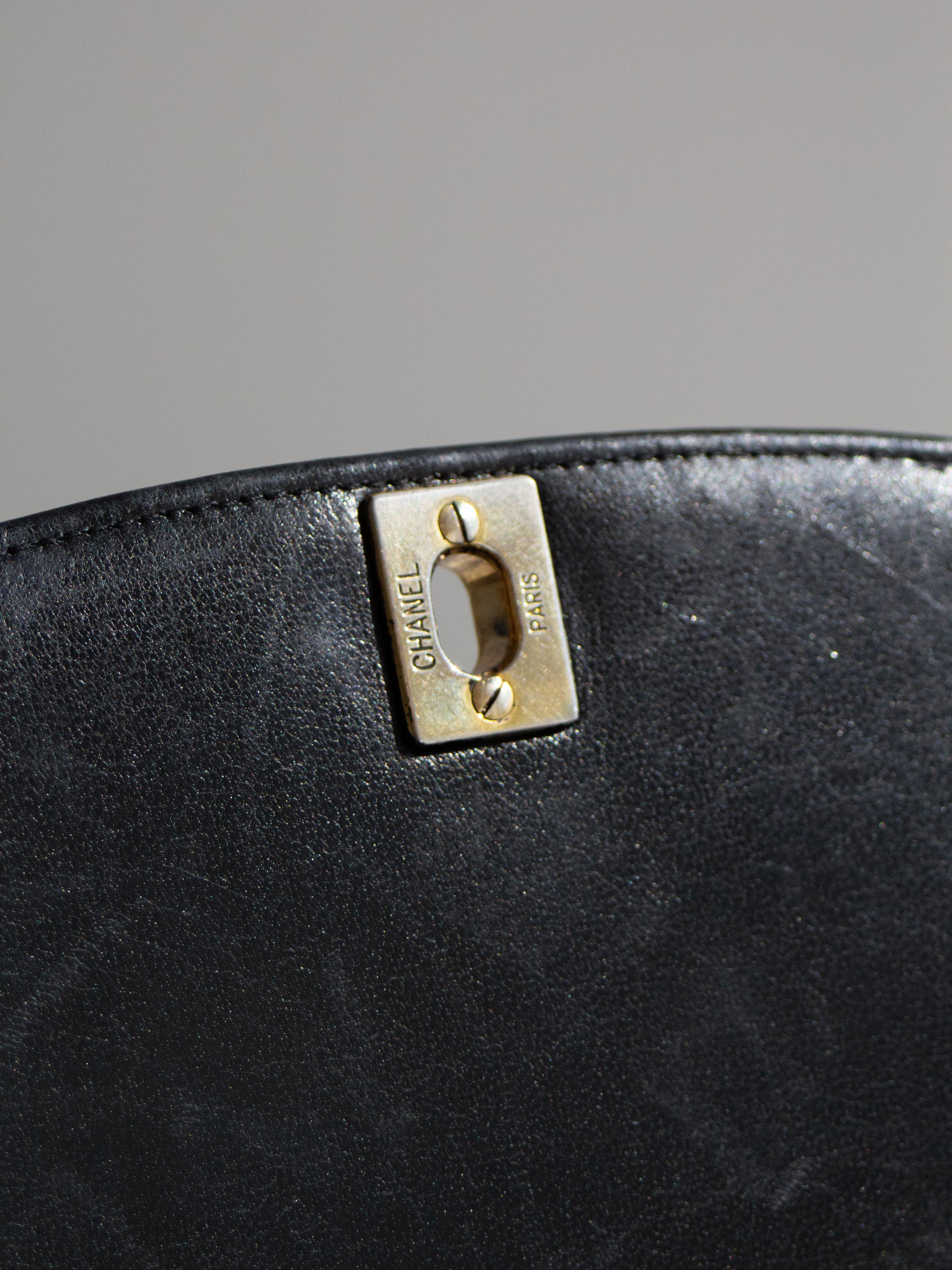 Chanel Vintage Diana Bolso mediano de piel de cordero negra con solapa de oro de 24 quilates en venta 14