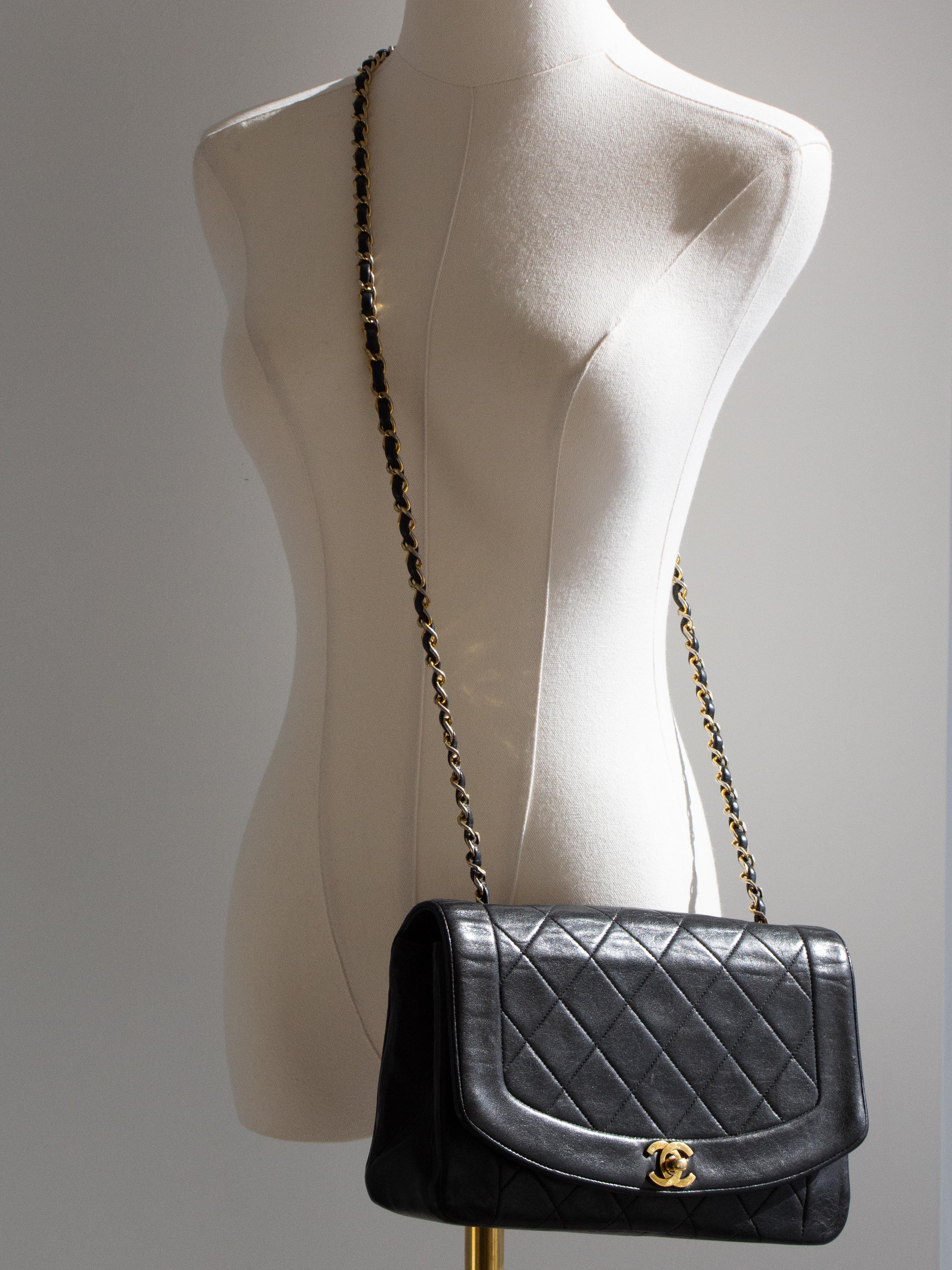 Chanel Vintage Diana Bolso mediano de piel de cordero negra con solapa de oro de 24 quilates en venta 15