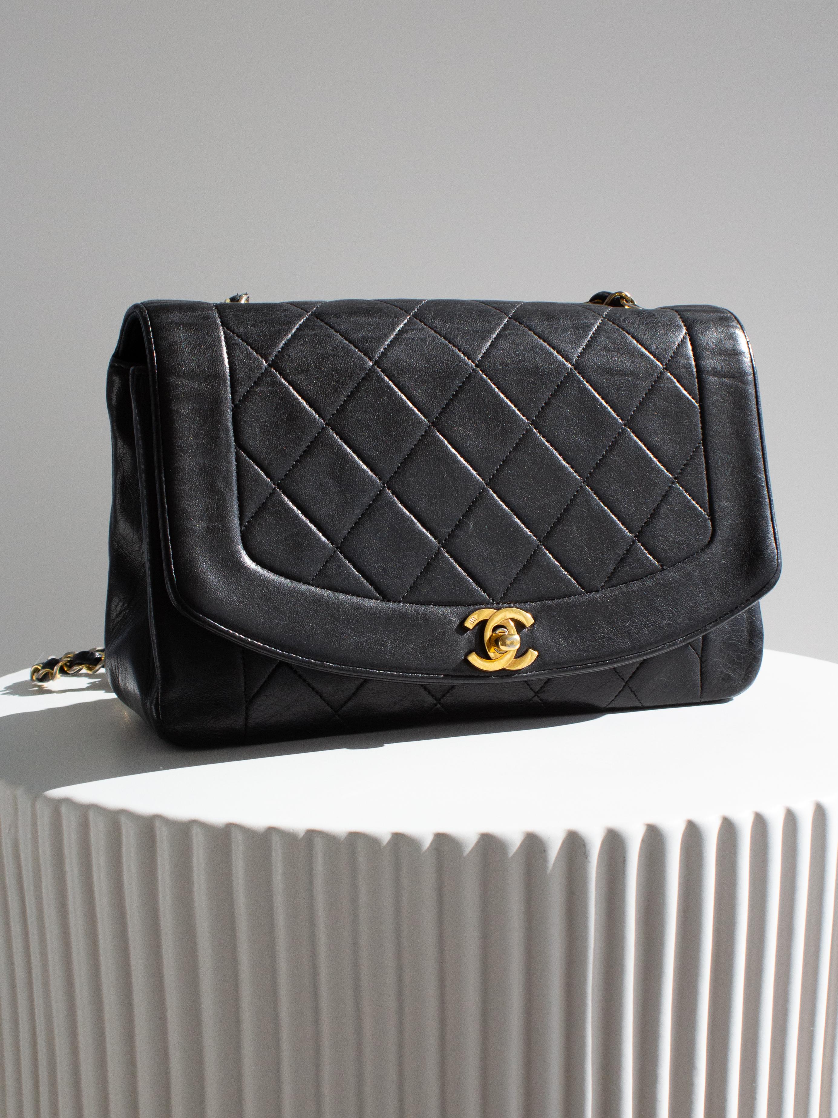 Chanel Vintage Diana Bolso mediano de piel de cordero negra con solapa de oro de 24 quilates Negro en venta