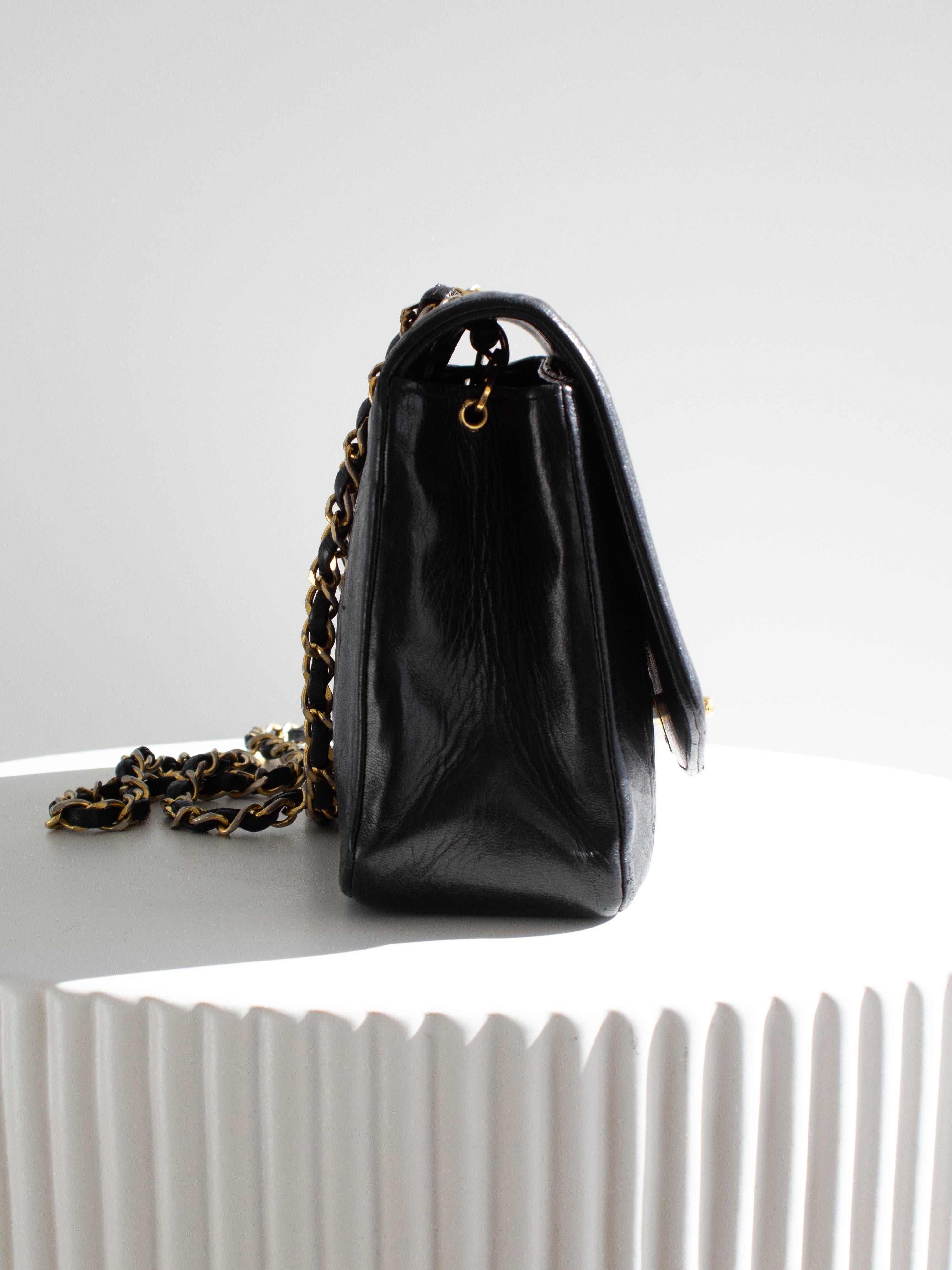 De las mujeres Chanel Vintage Diana Bolso mediano de piel de cordero negra con solapa de oro de 24 quilates en venta