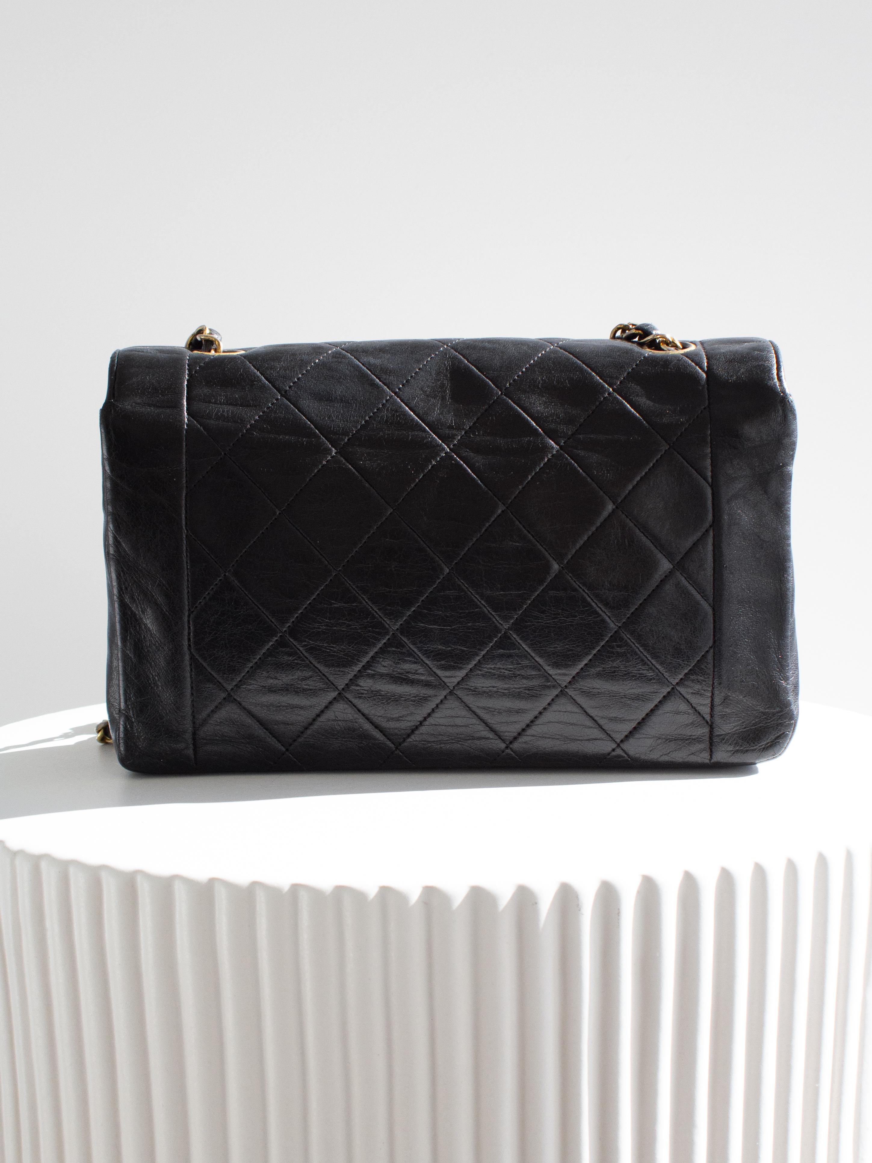 Chanel Vintage Diana Bolso mediano de piel de cordero negra con solapa de oro de 24 quilates en venta 1