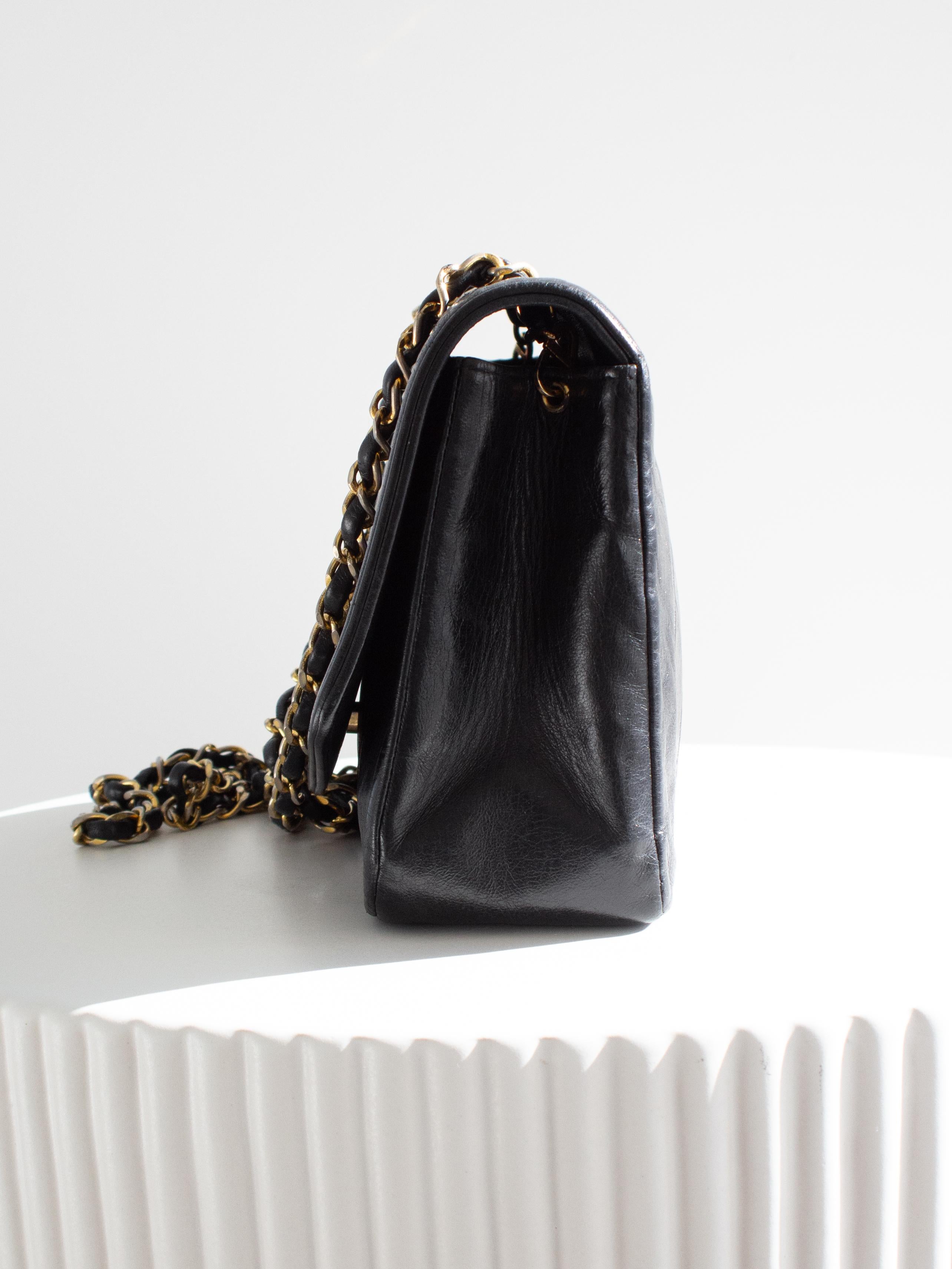 Chanel Vintage Diana Bolso mediano de piel de cordero negra con solapa de oro de 24 quilates en venta 2