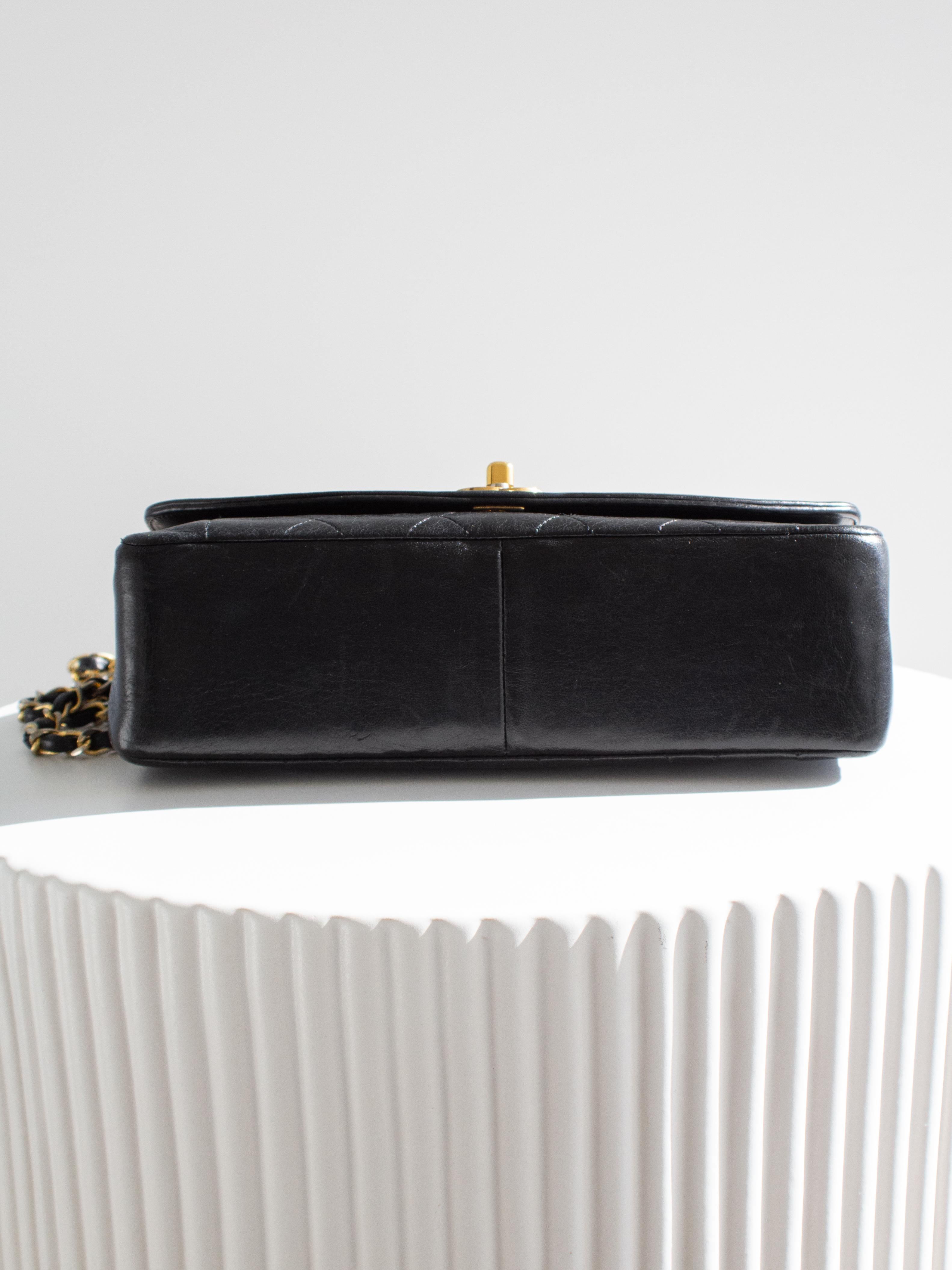 Chanel Vintage Diana Bolso mediano de piel de cordero negra con solapa de oro de 24 quilates en venta 3