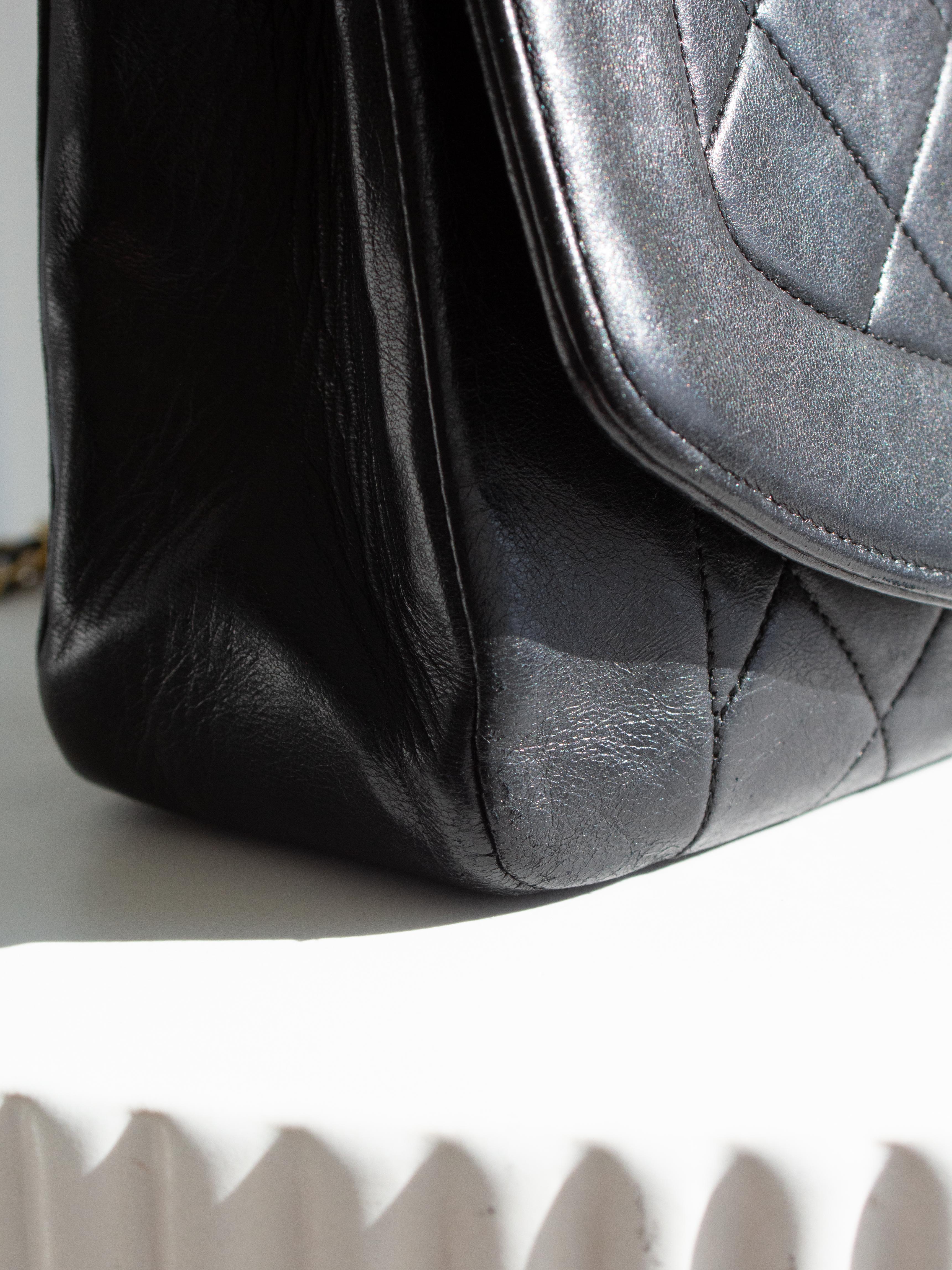 Chanel Vintage Diana Bolso mediano de piel de cordero negra con solapa de oro de 24 quilates en venta 4