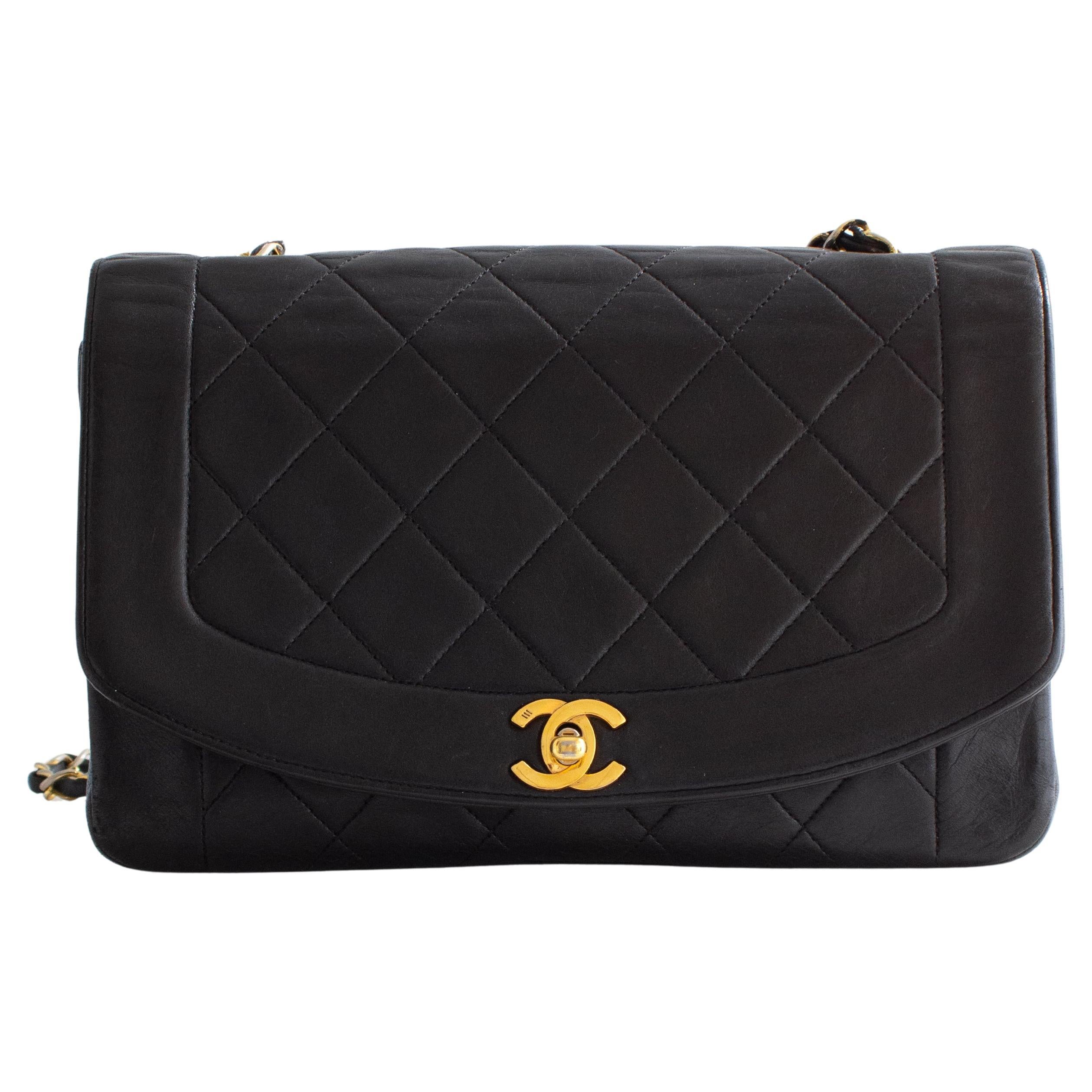 Chanel Vintage Diana Bolso mediano de piel de cordero negra con solapa de oro de 24 quilates en venta