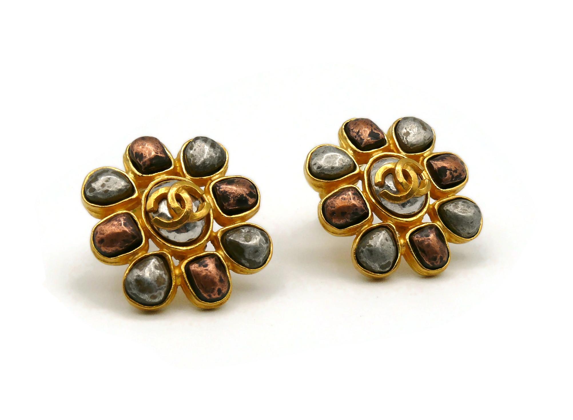 Chanel Vintage Distressed Flower CC Earrings, Fall 1997 In Excellent Condition For Sale In Nice, FR