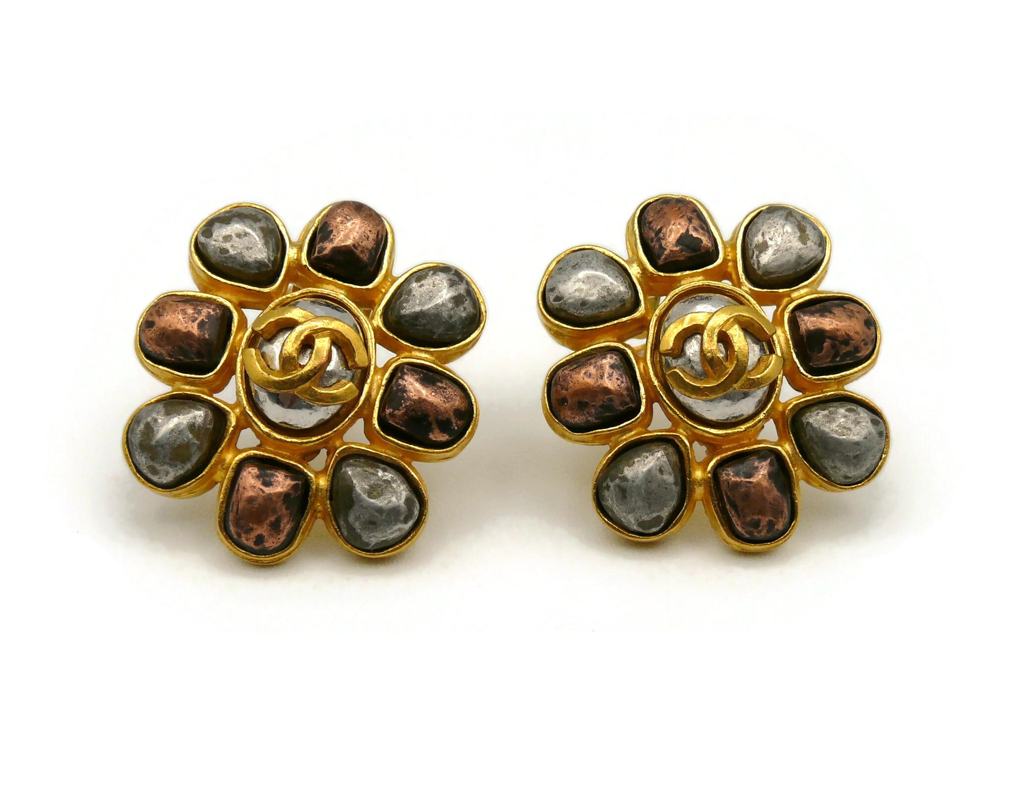 Chanel Vintage Distressed Flower CC-Ohrringe im Used-Look, Herbst 1997 Damen im Angebot