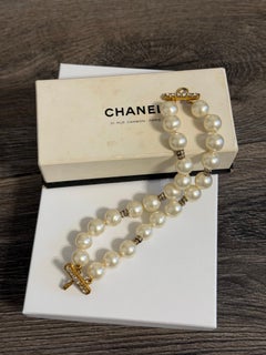 Bracelet CHANEL vintage à double rangée de fausses perles, rehaussé de détails dorés