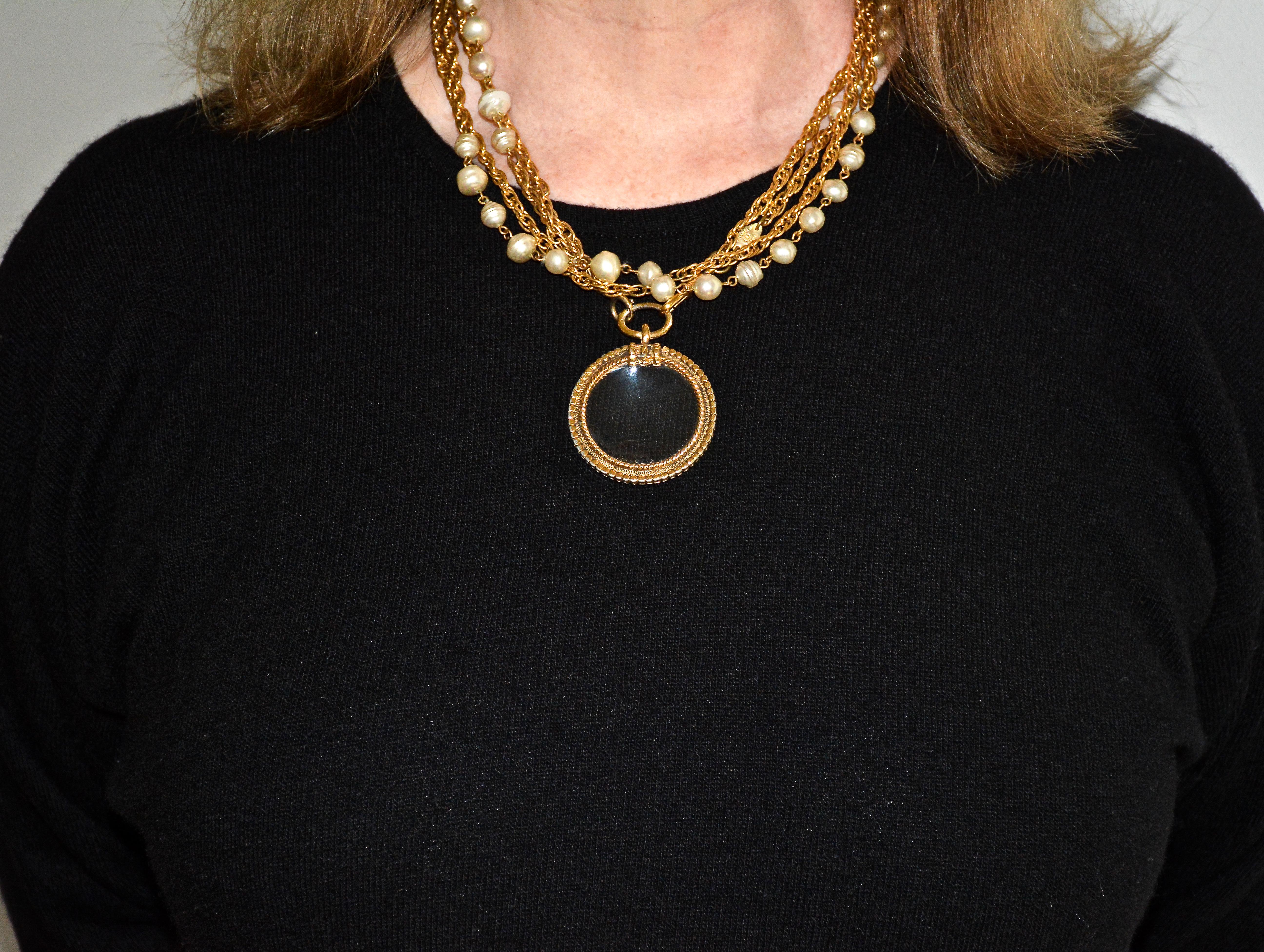 Chanel Vintage Double-Strand Pearl-and-Gold Gilt Chain Necklace with Magnifier For Sale 5