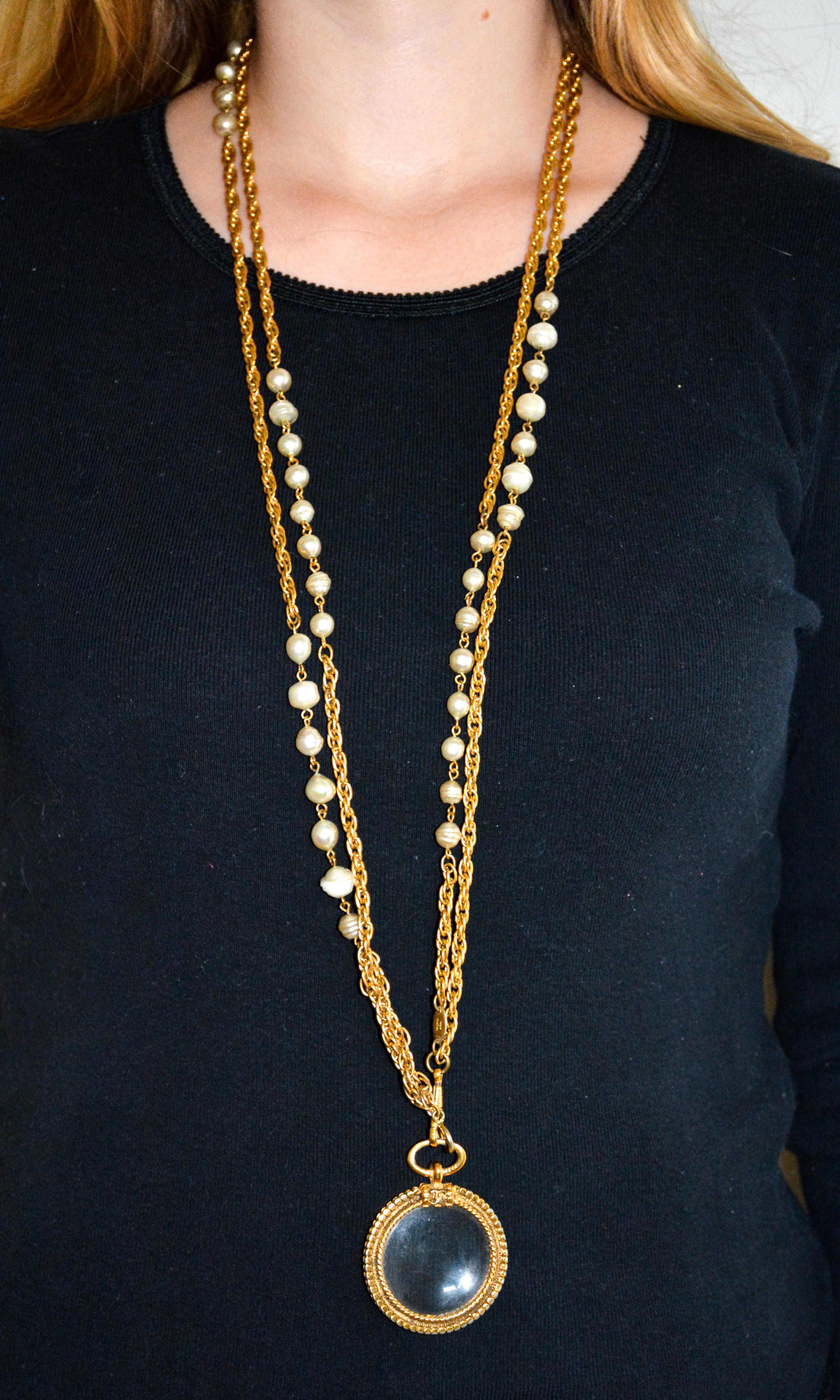 Chanel Vintage Double-Strand Pearl-and-Gold Gilt Chain Necklace with Magnifier For Sale 6