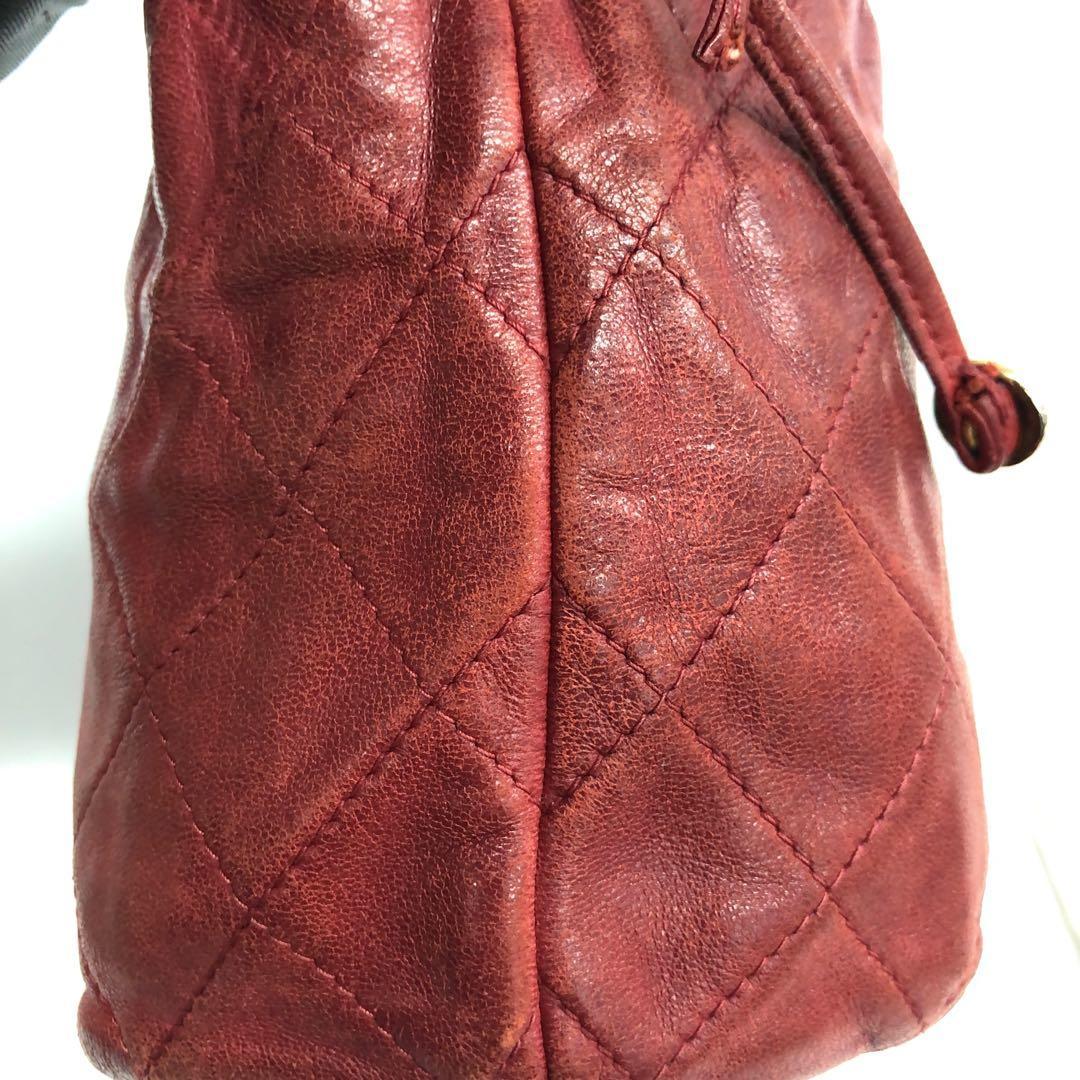 Chanel Vintage Drawstring Mini Bucket Bag Rot Lammfell Matelasse im Angebot 10