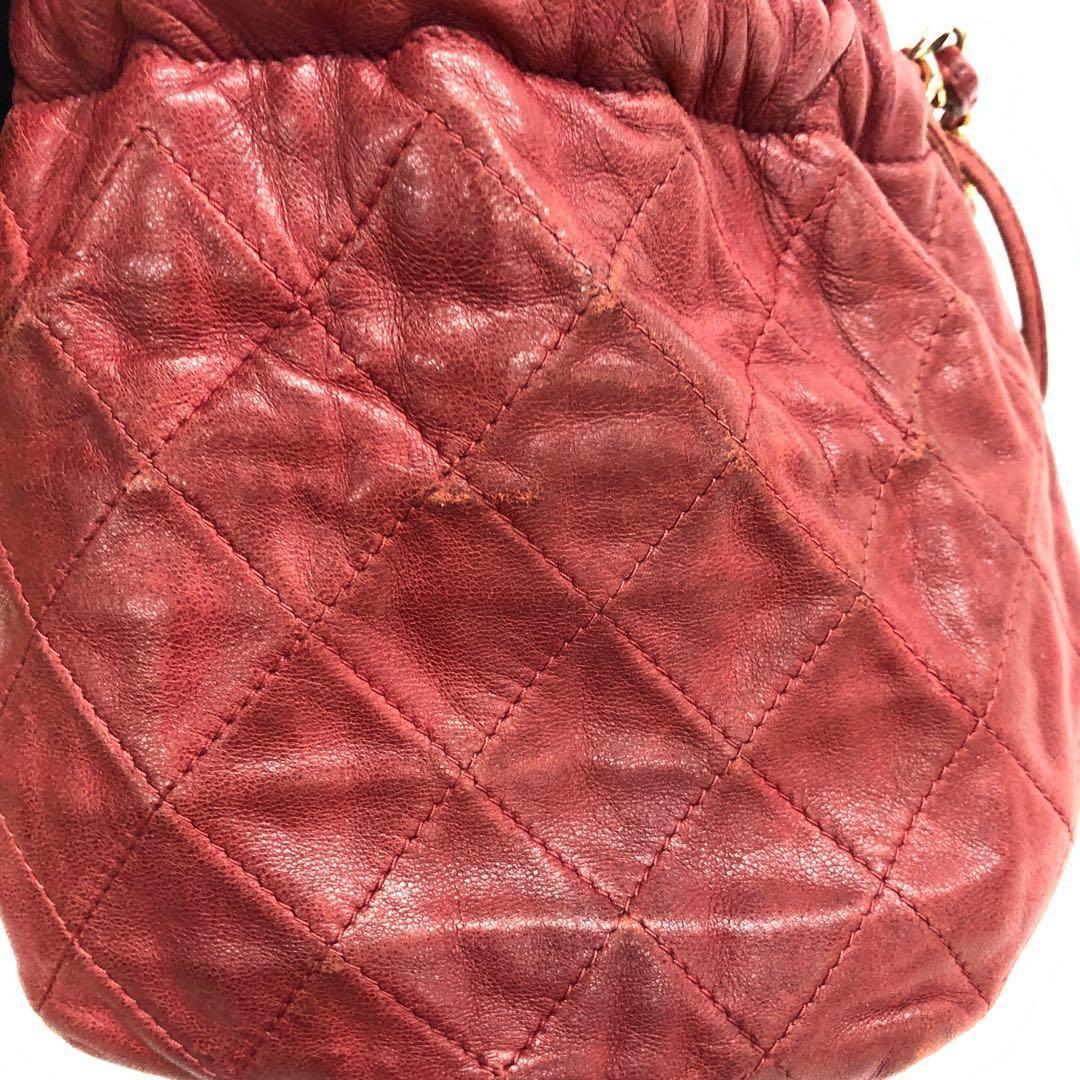 Chanel Vintage Drawstring Mini Bucket Bag Rot Lammfell Matelasse im Angebot 11