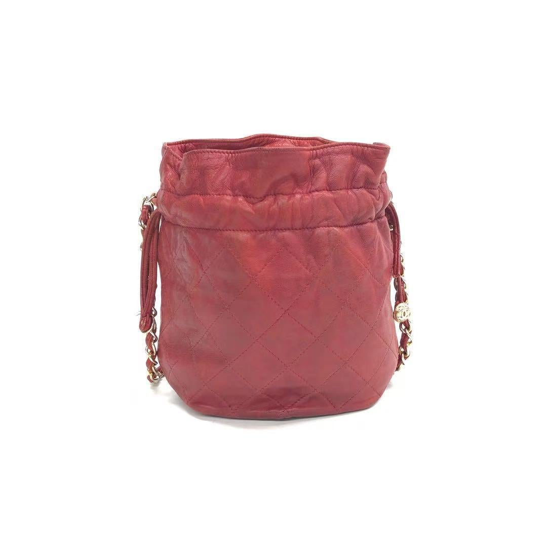 ZUSTAND: GUT

Schrammen an Ecken, Riemen und Klappe. Die Hardware ist beschädigt. Leichte Flecken und Abnutzungserscheinungen außen und innen. Lederfalten. 

DETAILS

Chanel 

CIRCA 1986-1988
Baureihe 0
Crossbody
Lammfell
Rot
Goldfarbene