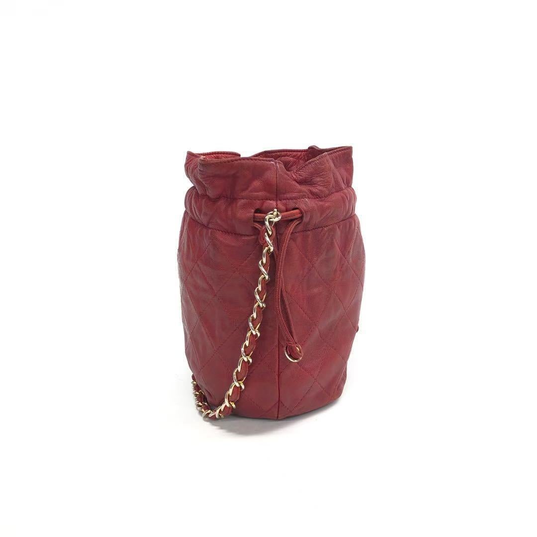 Chanel Vintage Drawstring Mini Bucket Bag Rot Lammfell Matelasse im Zustand „Gut“ im Angebot in AUBERVILLIERS, FR