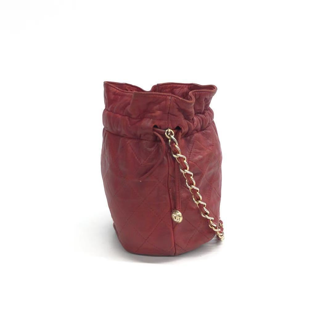 Chanel Vintage Drawstring Mini Bucket Bag Rot Lammfell Matelasse Damen im Angebot