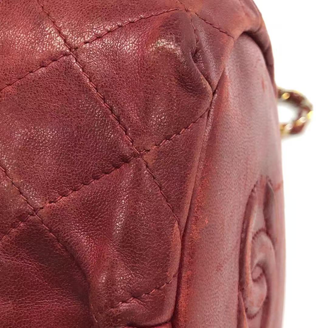 Chanel Vintage Drawstring Mini Bucket Bag Rot Lammfell Matelasse im Angebot 3