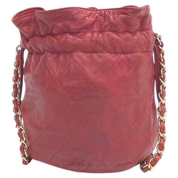 Chanel Vintage Drawstring Mini Bucket Bag Rot Lammfell Matelasse im Angebot