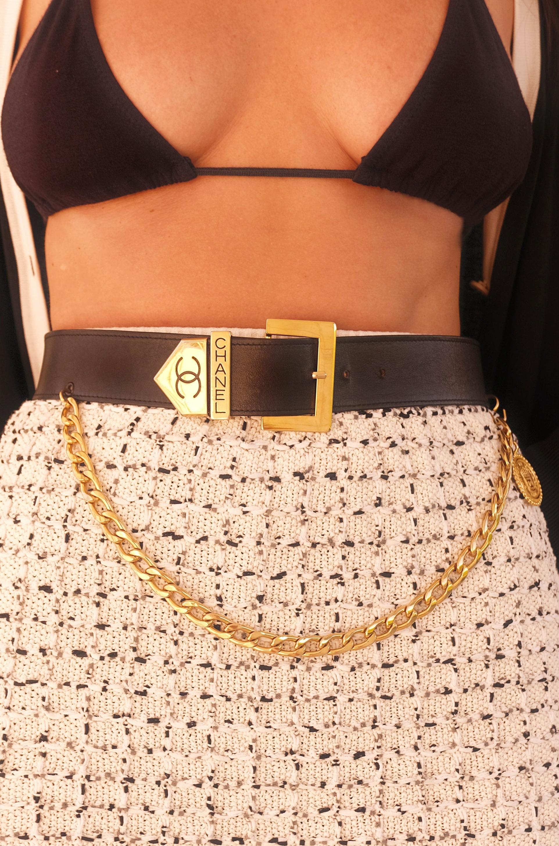 Women's CHANEL Vintage Drop Chain Leather Belt with Logo Detail For Sale