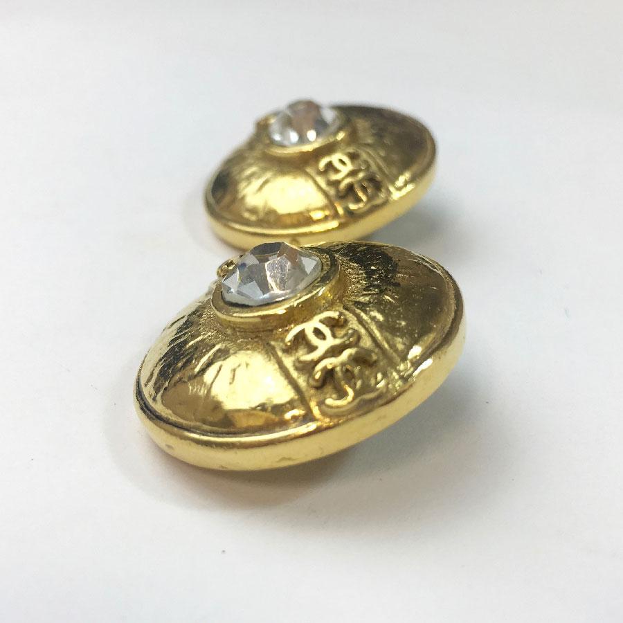 Vintage Chanel earrings clips in gold metal and rhinestones in the center.
In good condition. Some traces on the walleye. Made in France, 80's. S private sales engraved on the back of the loops.
Dimensions: 2.8 cm in diameter
Delivered in a non