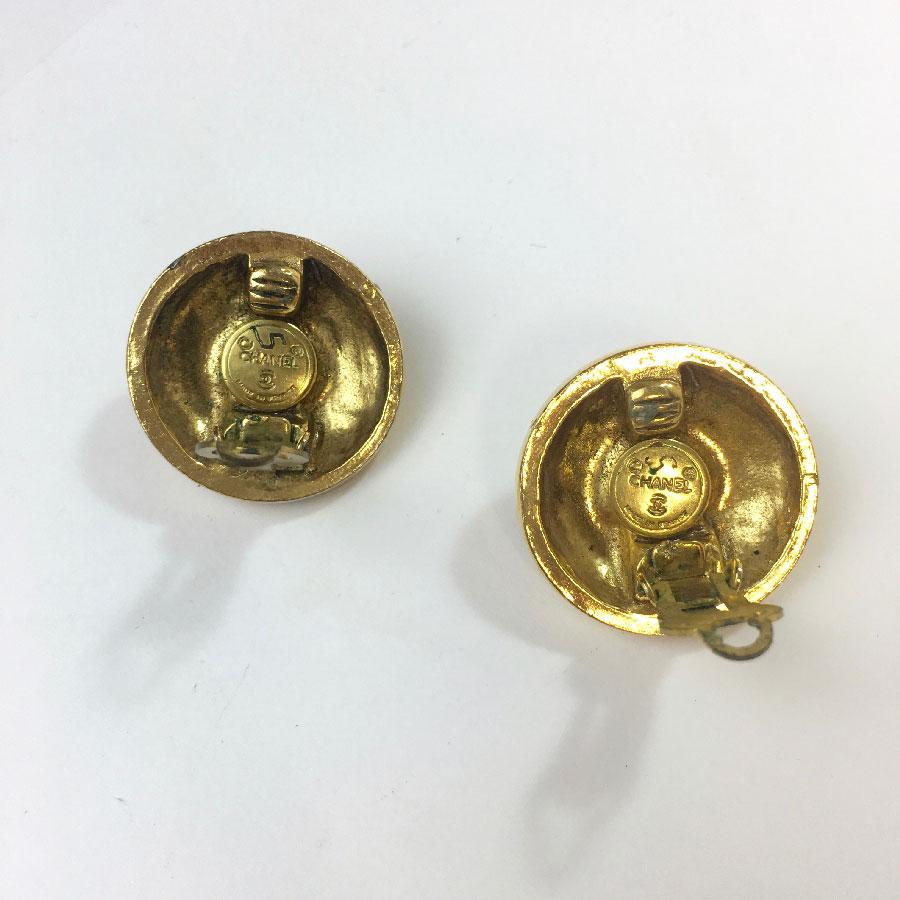 Chanel Vintage Earrings Clips In Gold Metal And Rhinestones In Good Condition For Sale In Paris, FR