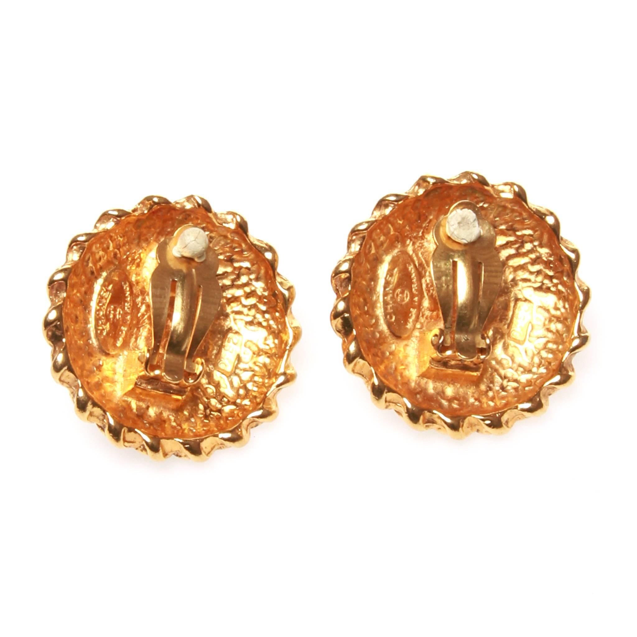 Chanel vintage earrings featuring a faux pearl centre surrounded by knit-look gold-tone metal. 

