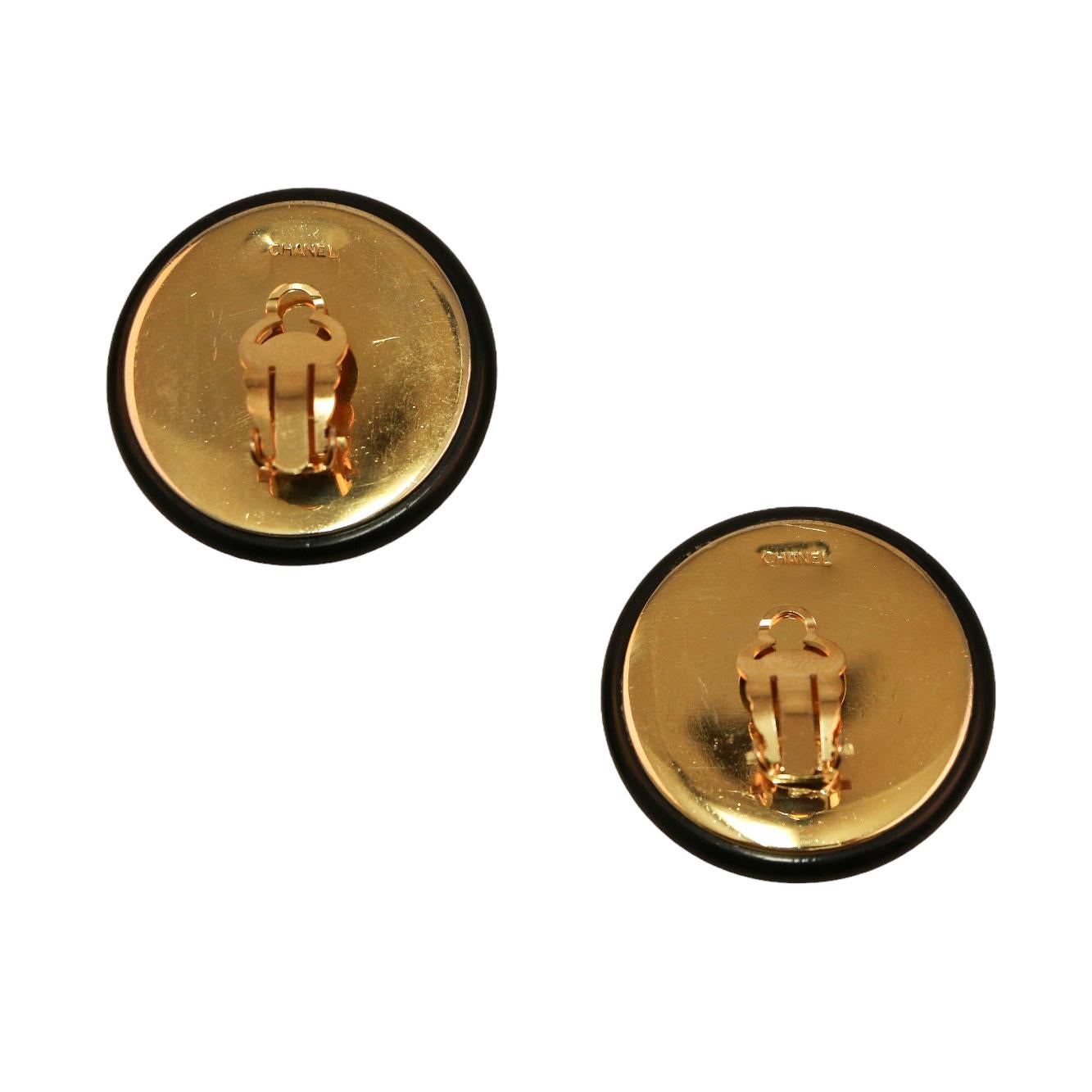 Vintage ! Round quilted Chanel clip-ons
Condition: very good
Made in France
Material: metal, resin
Color: gold, black
Dimensions: 3.5 x 3.5 cm
Stamp : yes
Period: 70s
Hardware: 24K gold-plated metal
Details: round vintage clips trimmed in black