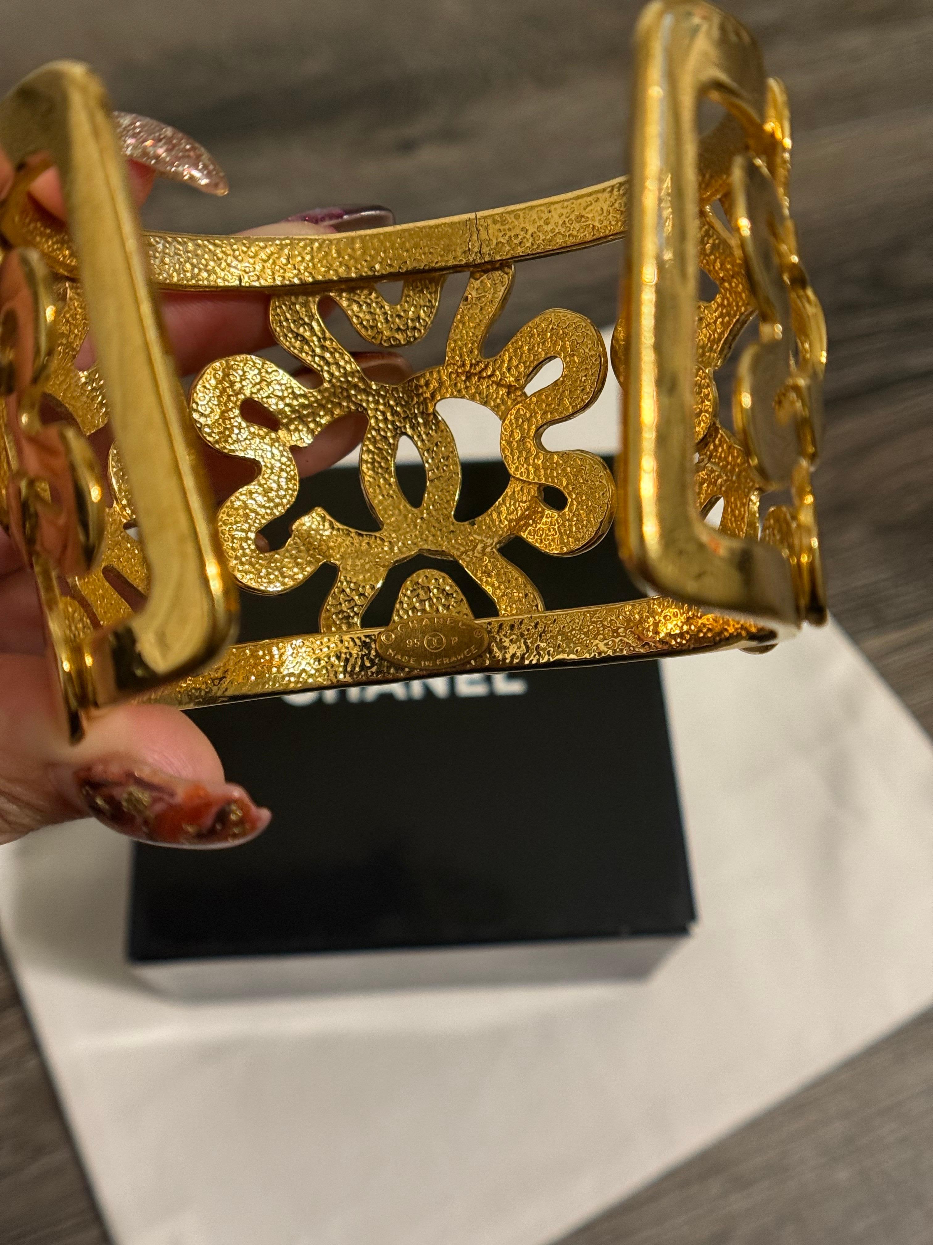 CHANEL Vintage Elegant Gold CC Clover Cuff Armband im Angebot 6