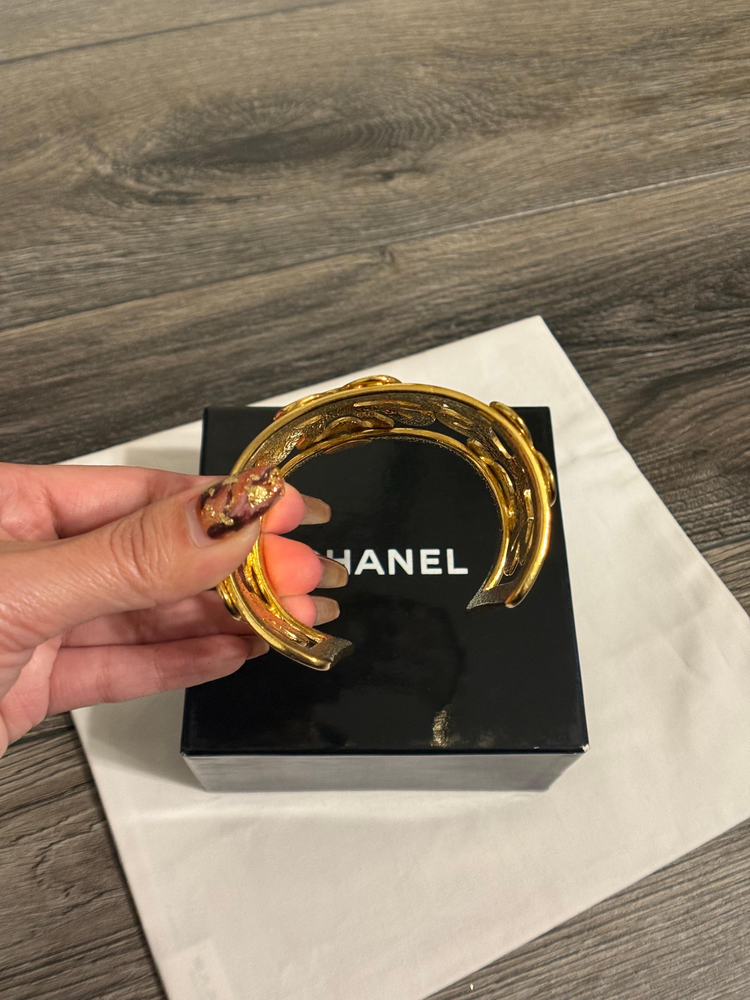 CHANEL Vintage Elegant Gold CC Clover Cuff Armband im Angebot 7