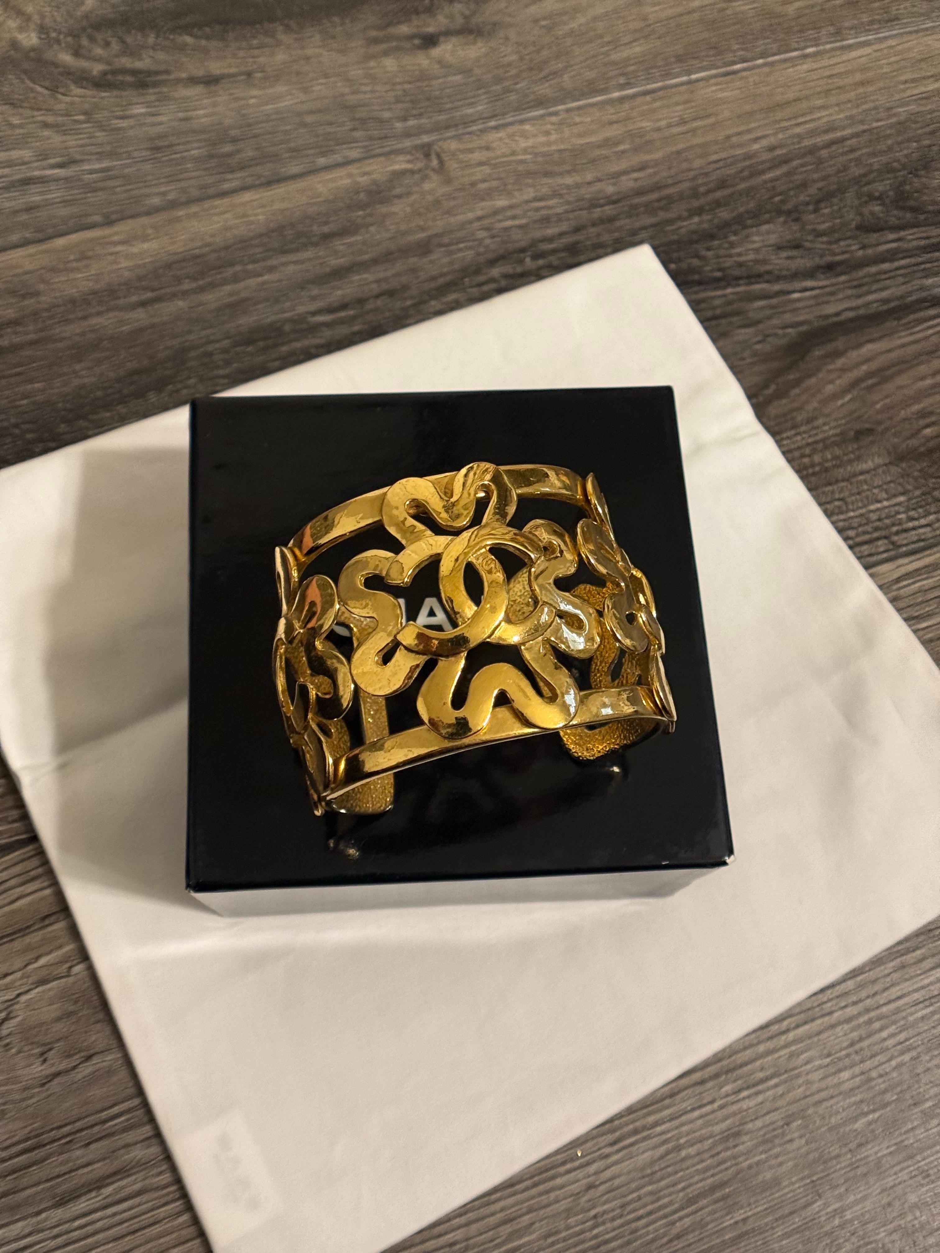 CHANEL Vintage Elegant Gold CC Clover Cuff Armband im Angebot 8