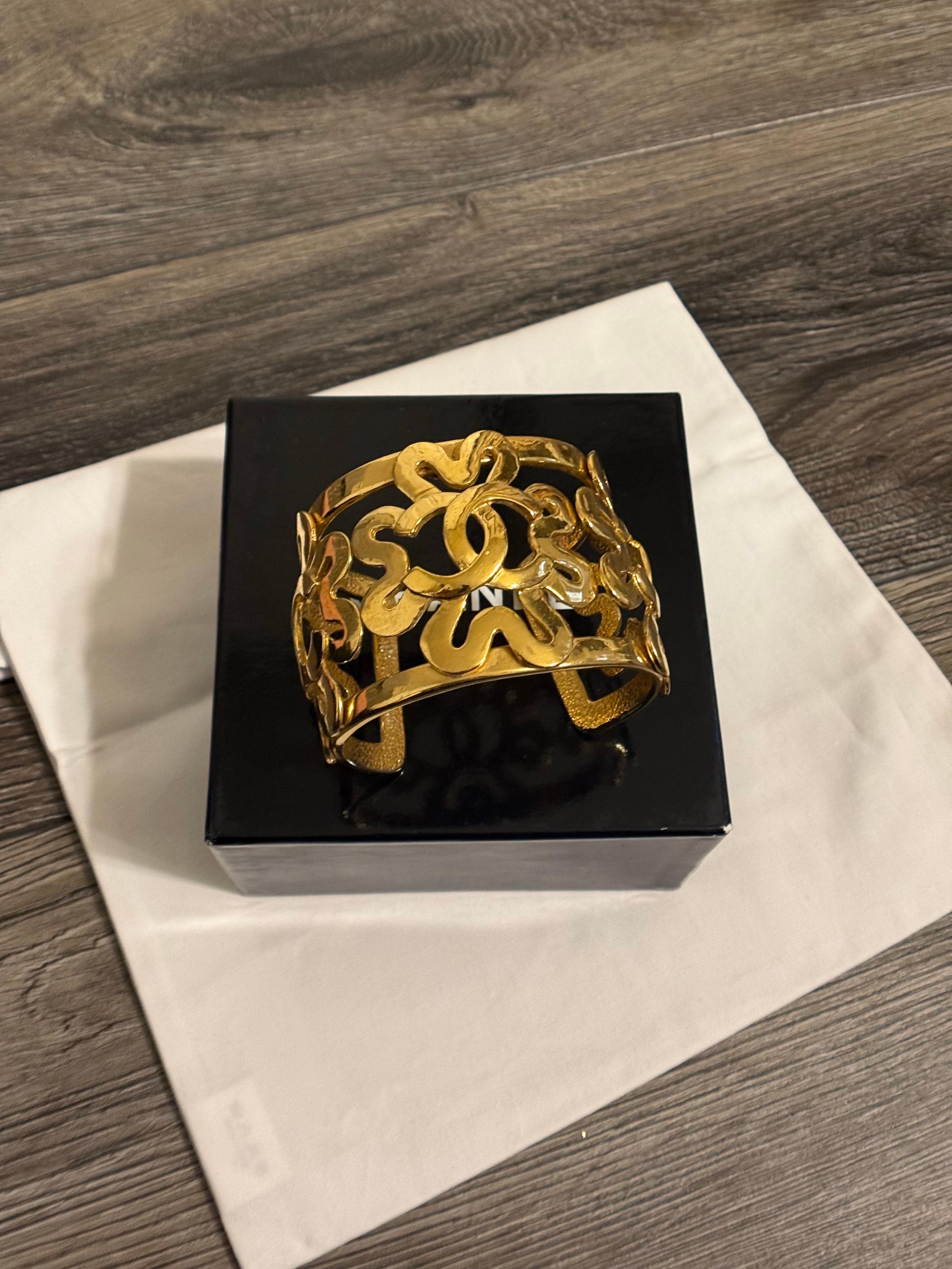 DETAILS:
Markenzeichen: CHANEL
Hergestellt in Frankreich
1995 Collection'S
Vergoldet
Das Armband ist in gutem Zustand zeigt minimale Abnutzung
Kommt mit Box

WICHTIGE INFORMATIONEN:
Dieser Artikel ist ein gebrauchtes Vintage-Stück und kann