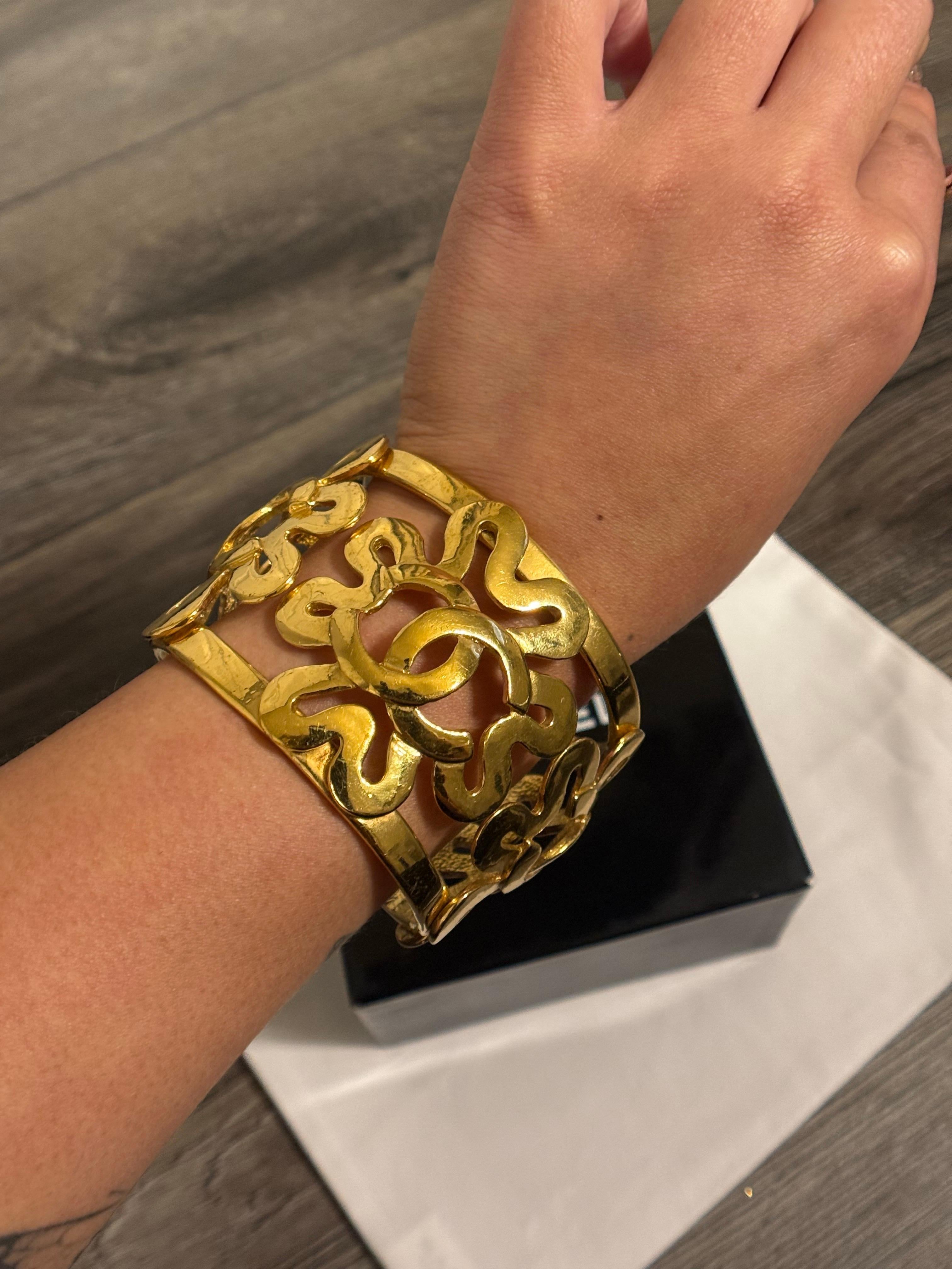 CHANEL Vintage Elegant Gold CC Clover Cuff Armband im Zustand „Gut“ im Angebot in Bellevue, WA