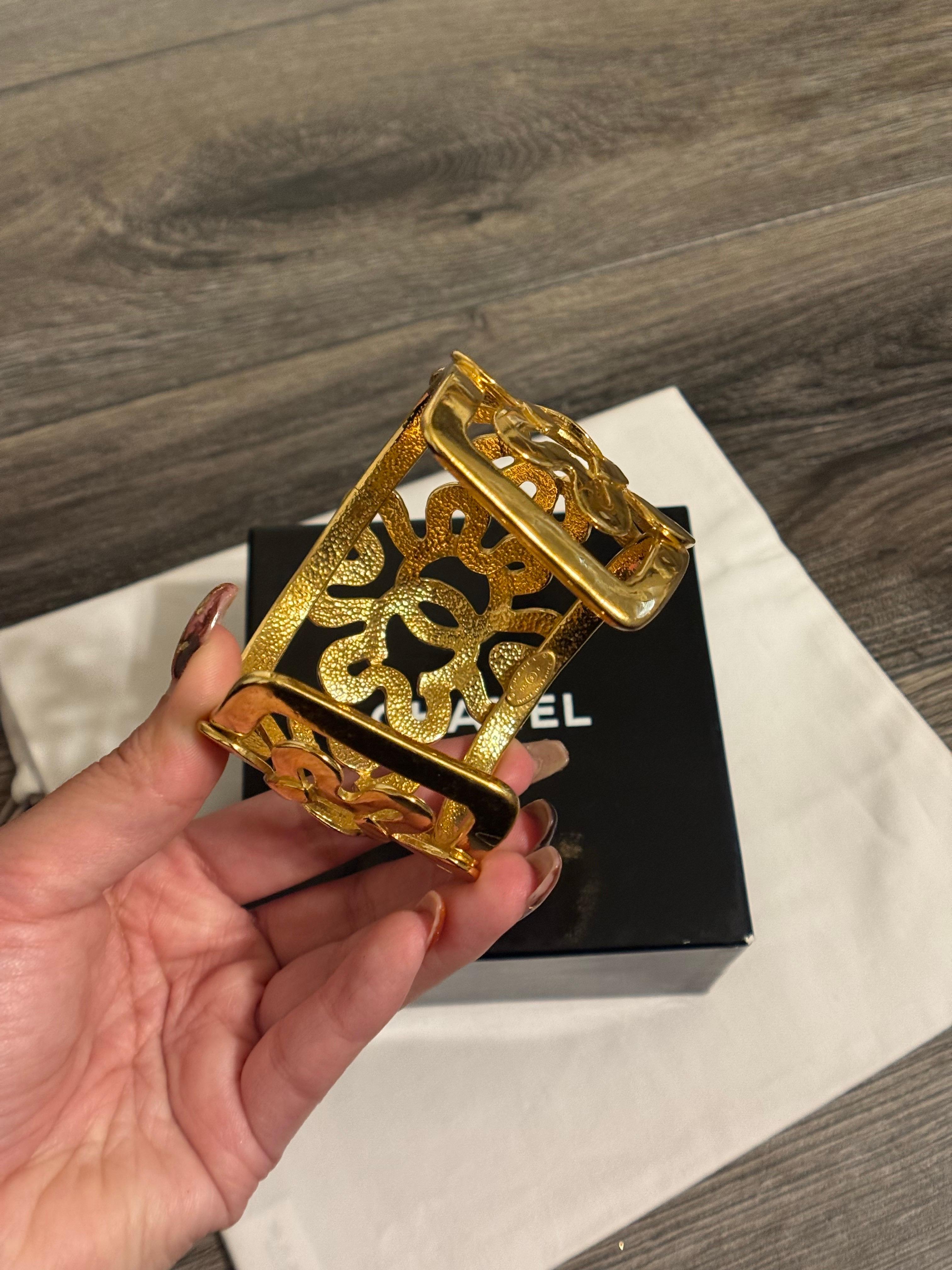 CHANEL Vintage Elegant Gold CC Clover Cuff Armband für Damen oder Herren im Angebot