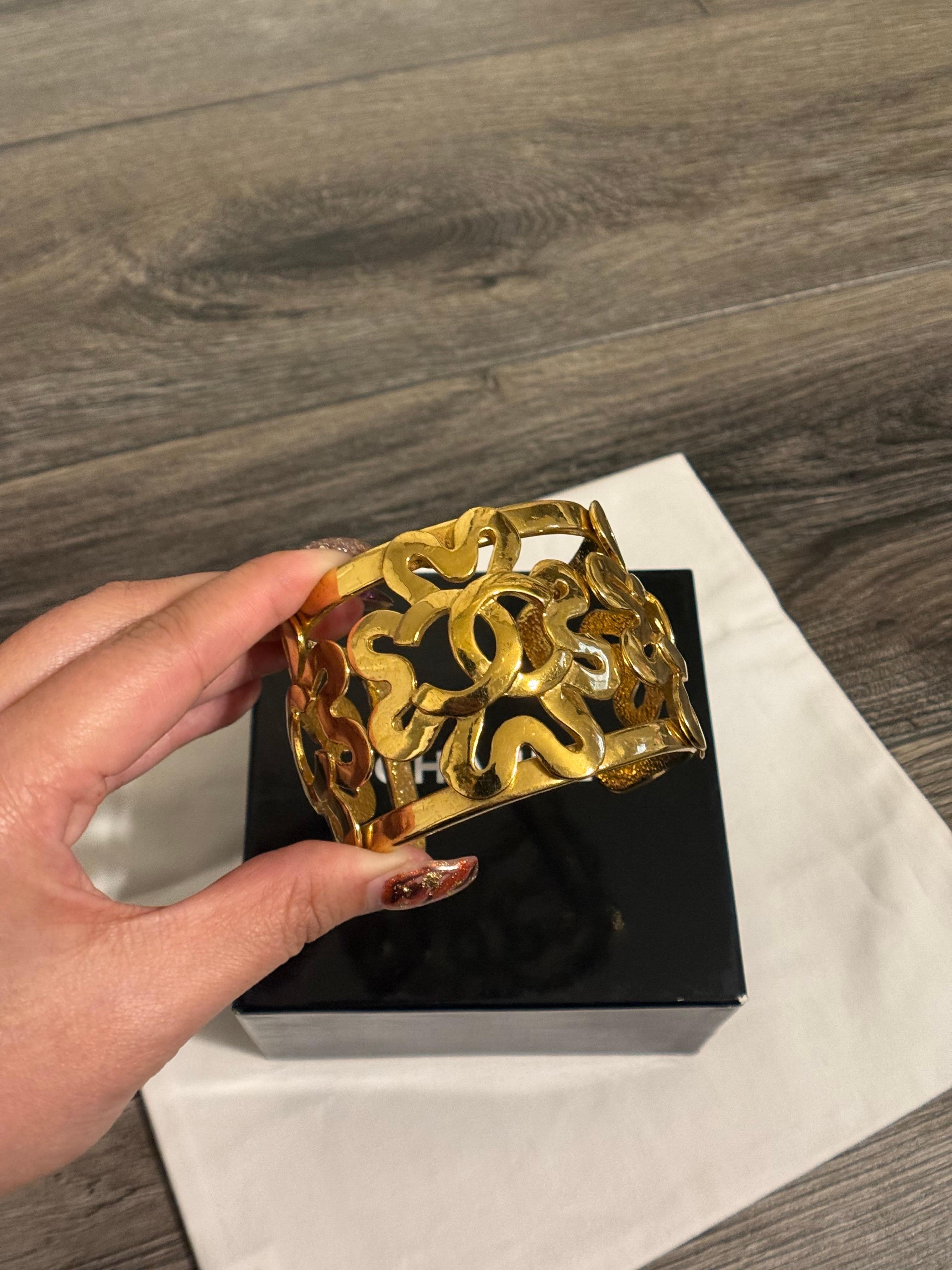 CHANEL Vintage Elegant Gold CC Clover Cuff Armband im Angebot 1