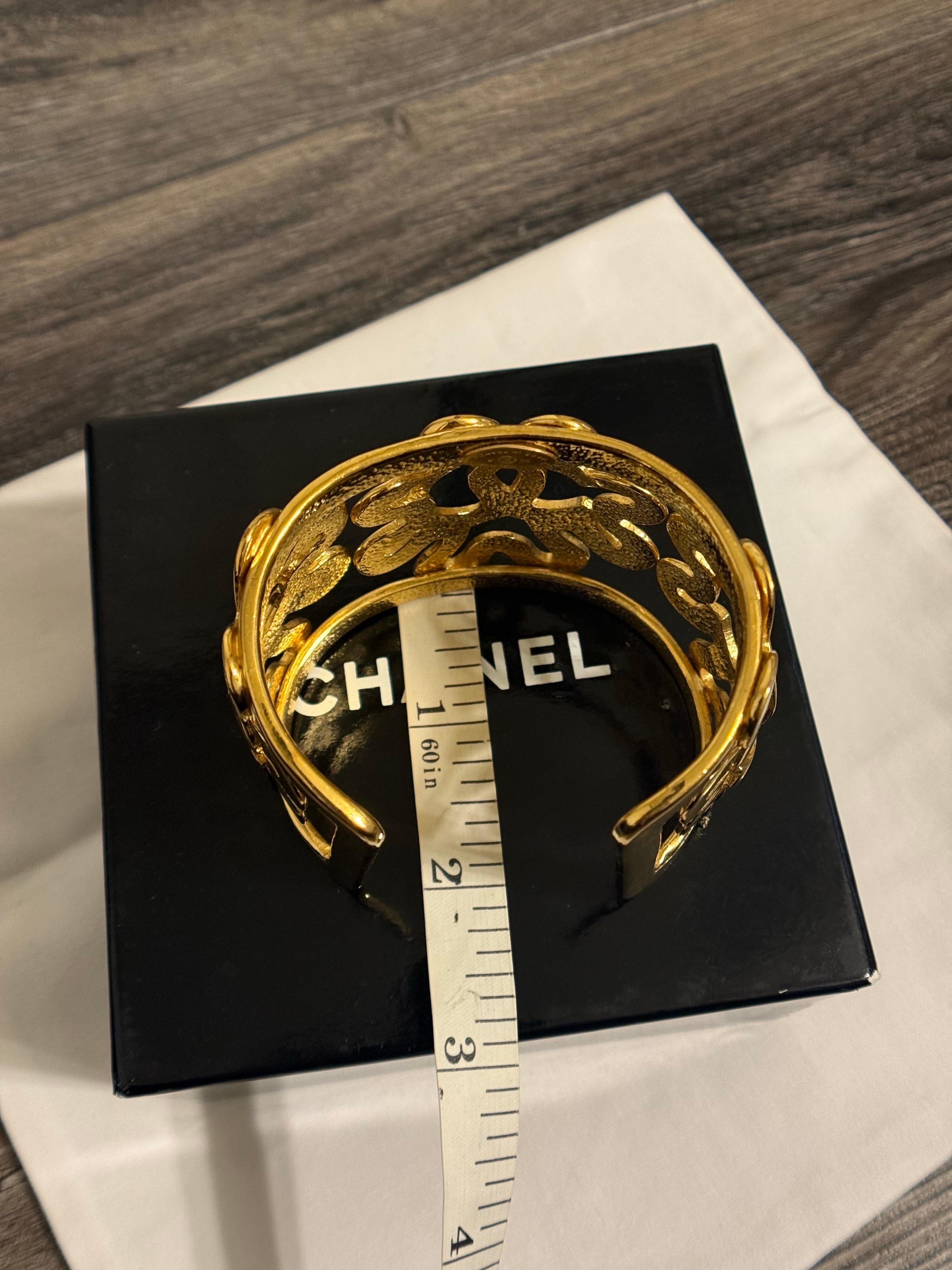 CHANEL Vintage Elegant Gold CC Clover Cuff Armband im Angebot 2