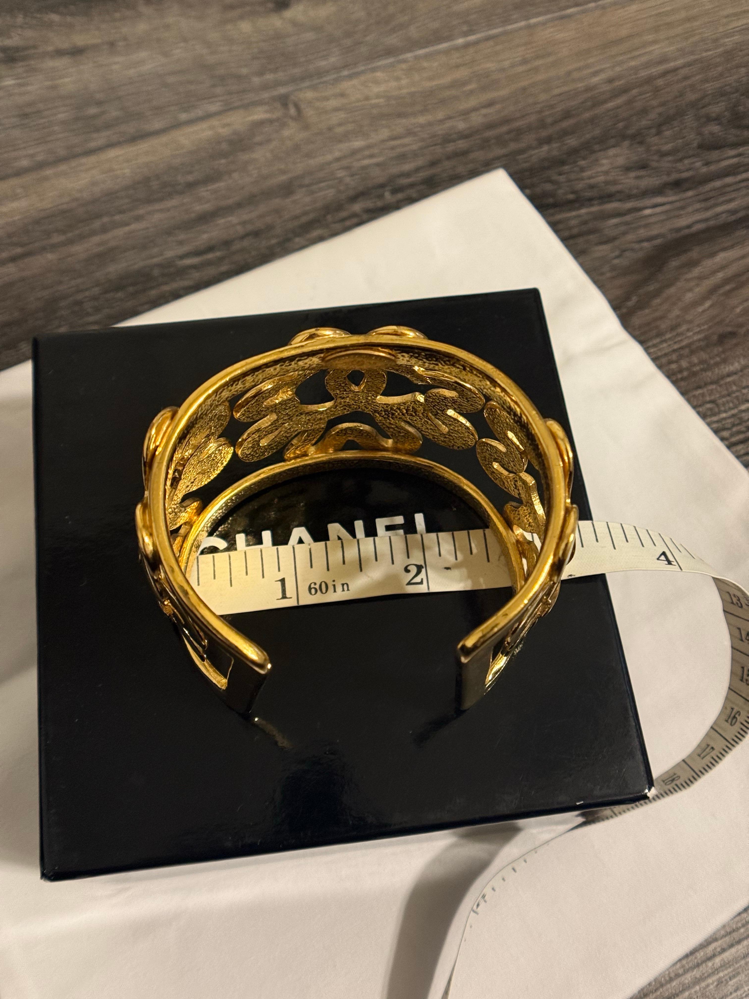 CHANEL Vintage Elegant Gold CC Clover Cuff Armband im Angebot 3