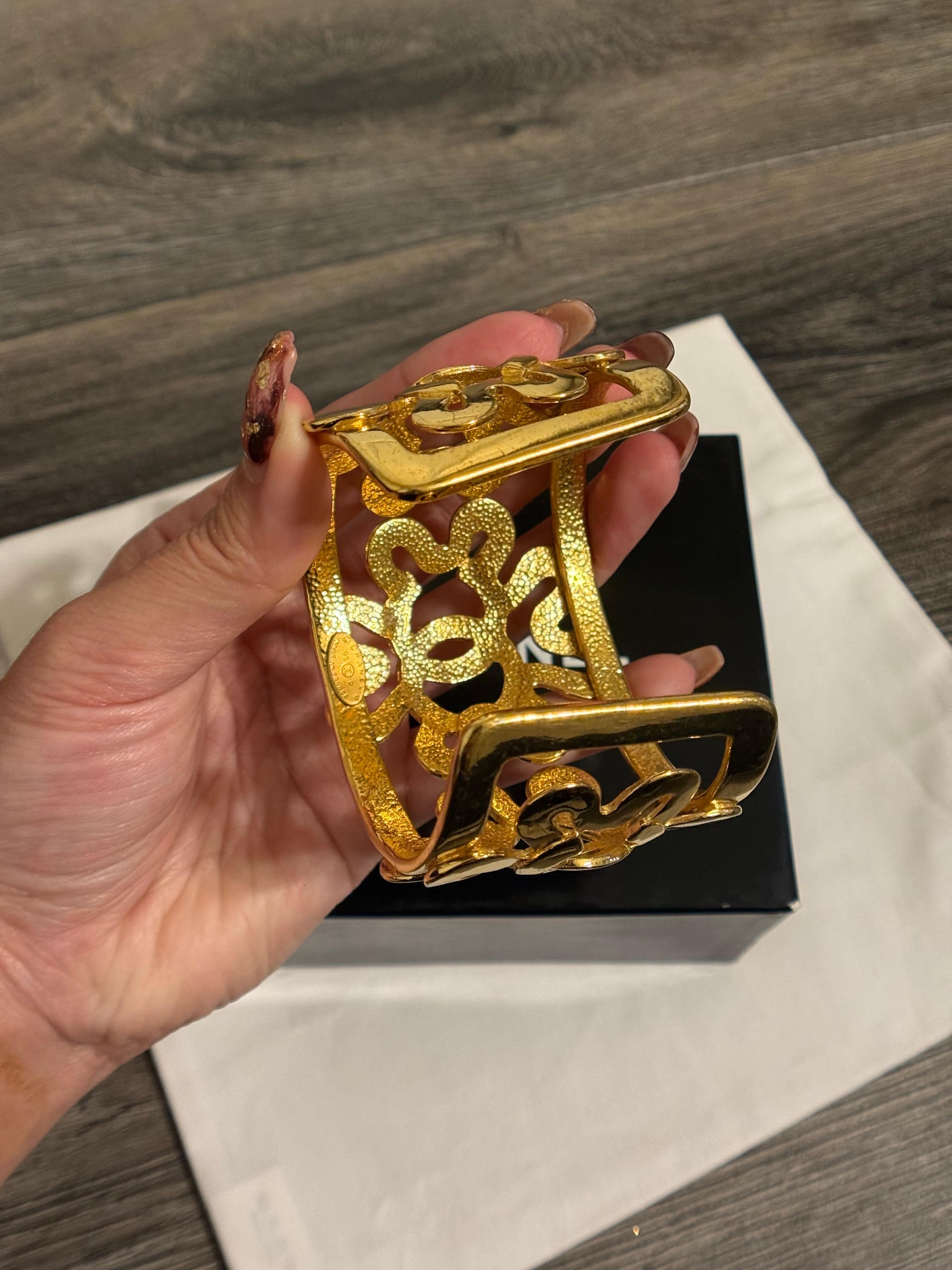 CHANEL Vintage Elegant Gold CC Clover Cuff Armband im Angebot 4