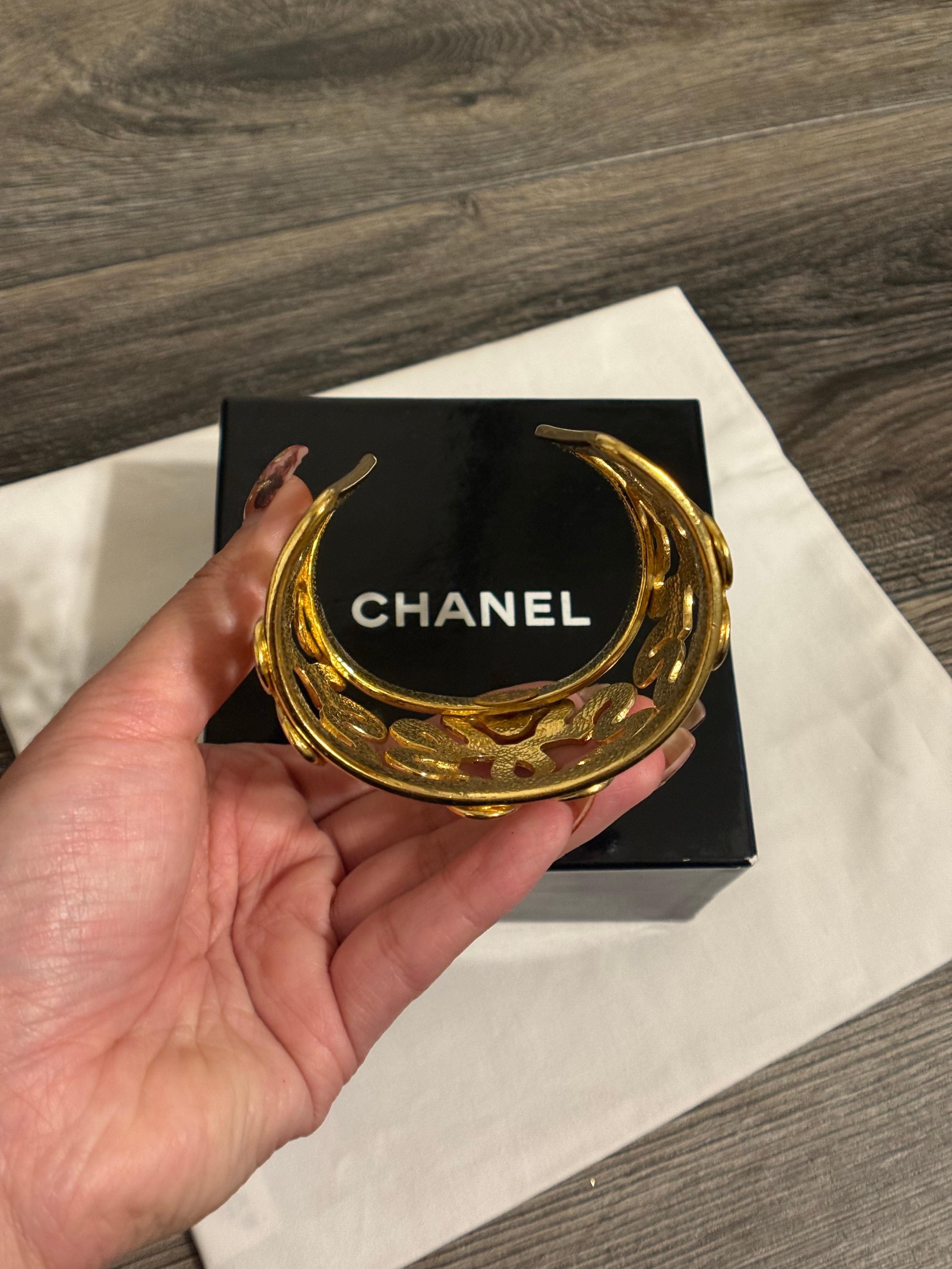 CHANEL Vintage Elegant Gold CC Clover Cuff Armband im Angebot 5