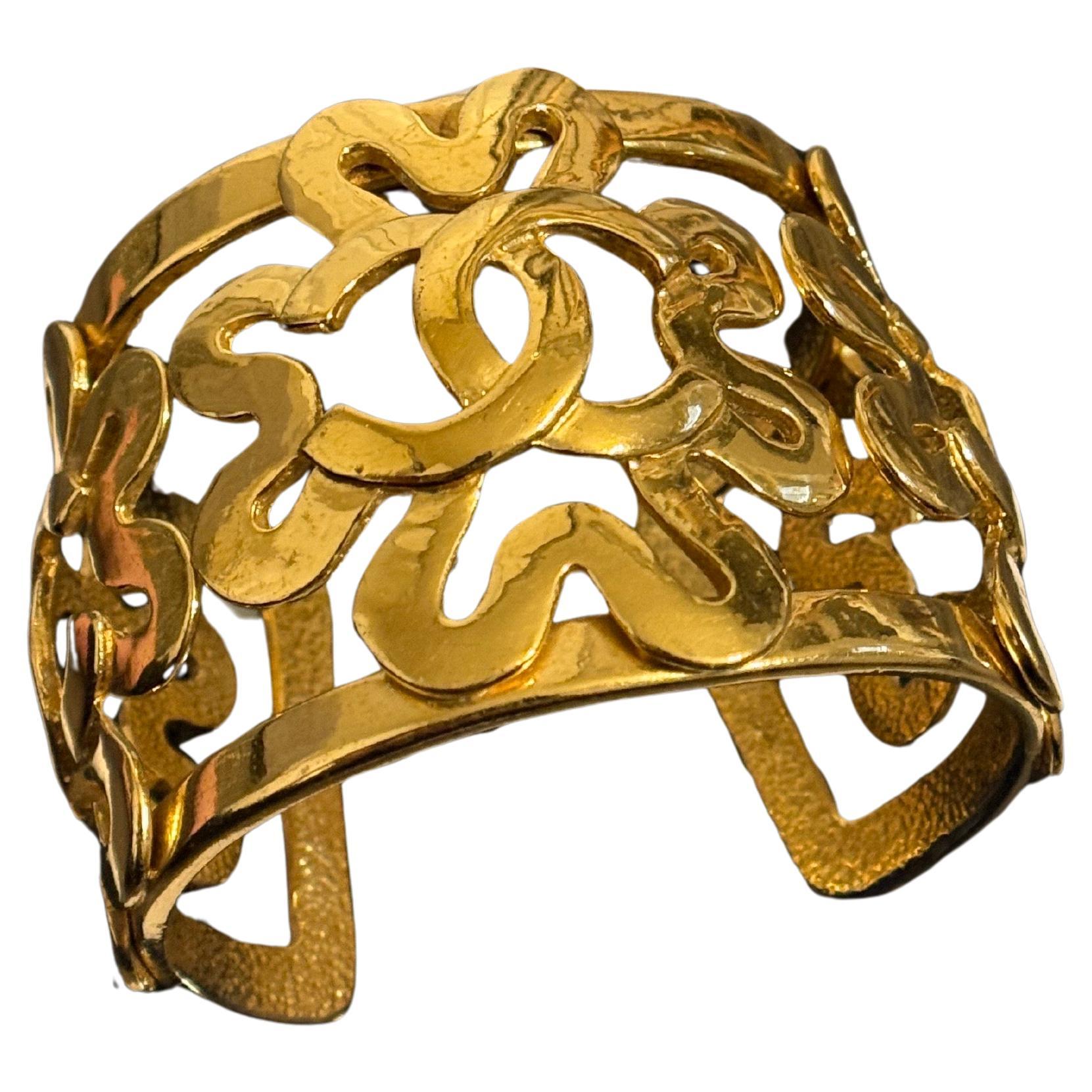 CHANEL Vintage Elegante Pulsera Trébol CC Oro