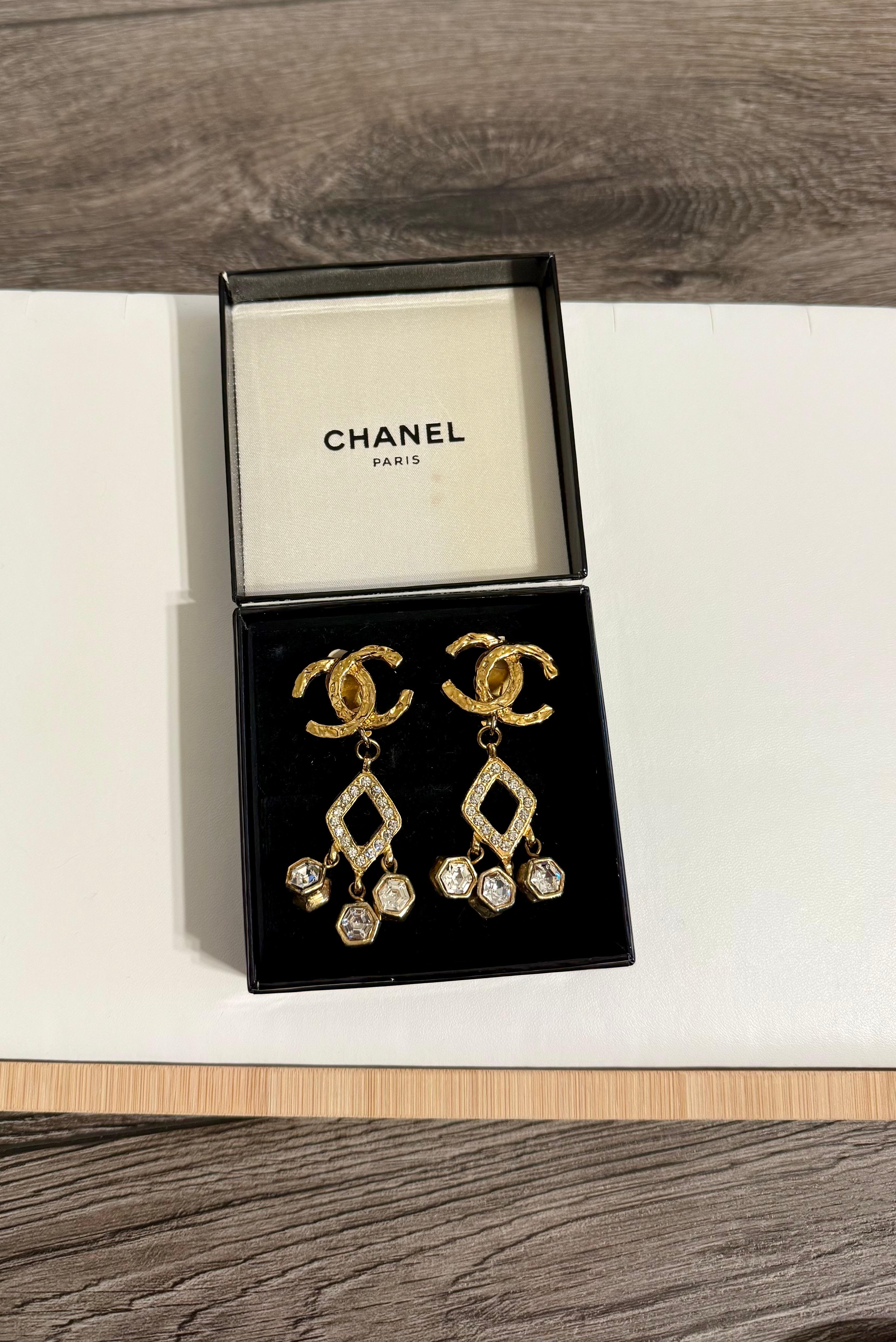 CHANEL Vintage Elegant Gold CC Crystal Diamond Dangle Clip On Ohrringe im Angebot 9